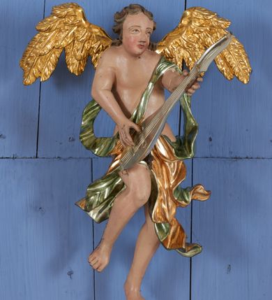 Zdjęcie nr 25: Ołtarz dwustronny, sarkofagowy, dekorowany rocaille'm, mensa drewniana na planie kwadratu, od frontu z kamiennym portatylem.
Nastawa ołtarzowa dwustronna, na rzucie leżącej litery X, w formie  rozbudowanego tabernakulum z tronem wystawienia. Obie strony są analogiczne pod względem architektonicznym. Tabernakulum na cokole, o wypukłej ściance frontowej, flankowanej parą pilastrów o trzonach dekorowanym płycinami z rocaille'm, dźwigających gzyms wieńczący. W polu drzwiczki ujęte rokokowym kartuszem. Na tabernakulum tron wystawienia o wklęsło-wypukłym licu, ujęty parą impostów podtrzymywanych przez rocaille'owe konsole oraz pilastrami w narożach, których trzony przyjmują formę spływów wolutowych, sięgające podstawy tabernakulum, na których stoją figury. W polu środkowym tronu wystawienia znajduje się obrotowa nisza o nieregularnym kształcie ujęta obramieniem z rocaille'u, przesłonięta wypukłą ścianką z płaskorzeźbionym krucyfiksem  i winnym gronem, zwieńczona rzeźbioną półpostacią. Całość wieńczy cokół z dwoma ramionami, na których stoją rocaille'owe wazony. Na cokole osadzona jest dużych rozmiarów, dwustronna, dwunastoramienna gwiazda relikwiarzowa, miażdżąca węża. Gwiazda z obu stron ujęta jest kilkoma pierścieniami z winnego grona oraz ornamentu roślinnego, w ramionach oraz w polu głównym umieszczone są za szkłem relikwie wśród kwiatowych dekoracji. 
Na awersie ołtarza, na mensie znajdują się dwie figurki puttów siedzących na obłokach i trzymających tabliczki z kanonami. Całość flankują ustawione na spływach wolutowych figury św. Jana Ewangelisty i św. Bartłomieja, tron wieńczy półpostać Boga Ojca, ujęta przez dwa putta z otwartymi księgami. Obrotową niszę flankują dwa aniołki trzymające lichtarze. Na rewersie ołtarza na spływach wolutowych stoją figury św. Andrzeja i św. Piotra, tron wieńczy półpostać Mojżesza flankowana przez dwa putta z otwartymi księgami.
Struktura polichromowana w kolorze ciemnozielonym, ornamentyka i profile złocone, detal srebrzony.
