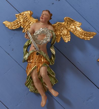 Zdjęcie nr 21: Ołtarz dwustronny, sarkofagowy, dekorowany rocaille&#039;m, mensa drewniana na planie kwadratu, od frontu z kamiennym portatylem.
Nastawa ołtarzowa dwustronna, na rzucie leżącej litery X, w formie  rozbudowanego tabernakulum z tronem wystawienia. Obie strony są analogiczne pod względem architektonicznym. Tabernakulum na cokole, o wypukłej ściance frontowej, flankowanej parą pilastrów o trzonach dekorowanym płycinami z rocaille&#039;m, dźwigających gzyms wieńczący. W polu drzwiczki ujęte rokokowym kartuszem. Na tabernakulum tron wystawienia o wklęsło-wypukłym licu, ujęty parą impostów podtrzymywanych przez rocaille&#039;owe konsole oraz pilastrami w narożach, których trzony przyjmują formę spływów wolutowych, sięgające podstawy tabernakulum, na których stoją figury. W polu środkowym tronu wystawienia znajduje się obrotowa nisza o nieregularnym kształcie ujęta obramieniem z rocaille&#039;u, przesłonięta wypukłą ścianką z płaskorzeźbionym krucyfiksem  i winnym gronem, zwieńczona rzeźbioną półpostacią. Całość wieńczy cokół z dwoma ramionami, na których stoją rocaille&#039;owe wazony. Na cokole osadzona jest dużych rozmiarów, dwustronna, dwunastoramienna gwiazda relikwiarzowa, miażdżąca węża. Gwiazda z obu stron ujęta jest kilkoma pierścieniami z winnego grona oraz ornamentu roślinnego, w ramionach oraz w polu głównym umieszczone są za szkłem relikwie wśród kwiatowych dekoracji. 
Na awersie ołtarza, na mensie znajdują się dwie figurki puttów siedzących na obłokach i trzymających tabliczki z kanonami. Całość flankują ustawione na spływach wolutowych figury św. Jana Ewangelisty i św. Bartłomieja, tron wieńczy półpostać Boga Ojca, ujęta przez dwa putta z otwartymi księgami. Obrotową niszę flankują dwa aniołki trzymające lichtarze. Na rewersie ołtarza na spływach wolutowych stoją figury św. Andrzeja i św. Piotra, tron wieńczy półpostać Mojżesza flankowana przez dwa putta z otwartymi księgami.
Struktura polichromowana w kolorze ciemnozielonym, ornamentyka i profile złocone, detal srebrzony.
