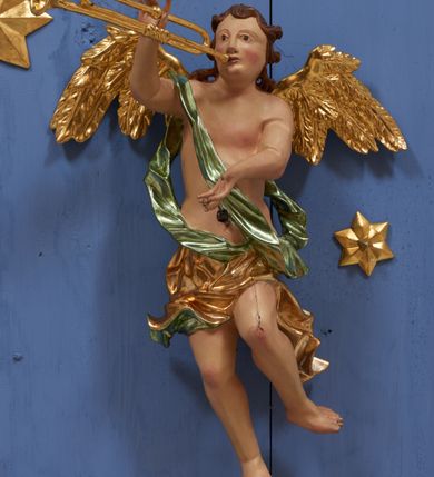 Zdjęcie nr 28: Ołtarz dwustronny, sarkofagowy, dekorowany rocaille'm, mensa drewniana na planie kwadratu, od frontu z kamiennym portatylem.
Nastawa ołtarzowa dwustronna, na rzucie leżącej litery X, w formie  rozbudowanego tabernakulum z tronem wystawienia. Obie strony są analogiczne pod względem architektonicznym. Tabernakulum na cokole, o wypukłej ściance frontowej, flankowanej parą pilastrów o trzonach dekorowanym płycinami z rocaille'm, dźwigających gzyms wieńczący. W polu drzwiczki ujęte rokokowym kartuszem. Na tabernakulum tron wystawienia o wklęsło-wypukłym licu, ujęty parą impostów podtrzymywanych przez rocaille'owe konsole oraz pilastrami w narożach, których trzony przyjmują formę spływów wolutowych, sięgające podstawy tabernakulum, na których stoją figury. W polu środkowym tronu wystawienia znajduje się obrotowa nisza o nieregularnym kształcie ujęta obramieniem z rocaille'u, przesłonięta wypukłą ścianką z płaskorzeźbionym krucyfiksem  i winnym gronem, zwieńczona rzeźbioną półpostacią. Całość wieńczy cokół z dwoma ramionami, na których stoją rocaille'owe wazony. Na cokole osadzona jest dużych rozmiarów, dwustronna, dwunastoramienna gwiazda relikwiarzowa, miażdżąca węża. Gwiazda z obu stron ujęta jest kilkoma pierścieniami z winnego grona oraz ornamentu roślinnego, w ramionach oraz w polu głównym umieszczone są za szkłem relikwie wśród kwiatowych dekoracji. 
Na awersie ołtarza, na mensie znajdują się dwie figurki puttów siedzących na obłokach i trzymających tabliczki z kanonami. Całość flankują ustawione na spływach wolutowych figury św. Jana Ewangelisty i św. Bartłomieja, tron wieńczy półpostać Boga Ojca, ujęta przez dwa putta z otwartymi księgami. Obrotową niszę flankują dwa aniołki trzymające lichtarze. Na rewersie ołtarza na spływach wolutowych stoją figury św. Andrzeja i św. Piotra, tron wieńczy półpostać Mojżesza flankowana przez dwa putta z otwartymi księgami.
Struktura polichromowana w kolorze ciemnozielonym, ornamentyka i profile złocone, detal srebrzony.
