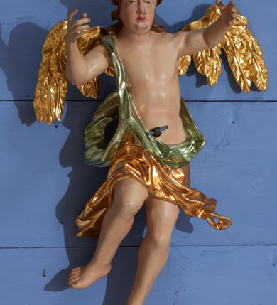 Zdjęcie nr 27: Ołtarz dwustronny, sarkofagowy, dekorowany rocaille'm, mensa drewniana na planie kwadratu, od frontu z kamiennym portatylem.
Nastawa ołtarzowa dwustronna, na rzucie leżącej litery X, w formie  rozbudowanego tabernakulum z tronem wystawienia. Obie strony są analogiczne pod względem architektonicznym. Tabernakulum na cokole, o wypukłej ściance frontowej, flankowanej parą pilastrów o trzonach dekorowanym płycinami z rocaille'm, dźwigających gzyms wieńczący. W polu drzwiczki ujęte rokokowym kartuszem. Na tabernakulum tron wystawienia o wklęsło-wypukłym licu, ujęty parą impostów podtrzymywanych przez rocaille'owe konsole oraz pilastrami w narożach, których trzony przyjmują formę spływów wolutowych, sięgające podstawy tabernakulum, na których stoją figury. W polu środkowym tronu wystawienia znajduje się obrotowa nisza o nieregularnym kształcie ujęta obramieniem z rocaille'u, przesłonięta wypukłą ścianką z płaskorzeźbionym krucyfiksem  i winnym gronem, zwieńczona rzeźbioną półpostacią. Całość wieńczy cokół z dwoma ramionami, na których stoją rocaille'owe wazony. Na cokole osadzona jest dużych rozmiarów, dwustronna, dwunastoramienna gwiazda relikwiarzowa, miażdżąca węża. Gwiazda z obu stron ujęta jest kilkoma pierścieniami z winnego grona oraz ornamentu roślinnego, w ramionach oraz w polu głównym umieszczone są za szkłem relikwie wśród kwiatowych dekoracji. 
Na awersie ołtarza, na mensie znajdują się dwie figurki puttów siedzących na obłokach i trzymających tabliczki z kanonami. Całość flankują ustawione na spływach wolutowych figury św. Jana Ewangelisty i św. Bartłomieja, tron wieńczy półpostać Boga Ojca, ujęta przez dwa putta z otwartymi księgami. Obrotową niszę flankują dwa aniołki trzymające lichtarze. Na rewersie ołtarza na spływach wolutowych stoją figury św. Andrzeja i św. Piotra, tron wieńczy półpostać Mojżesza flankowana przez dwa putta z otwartymi księgami.
Struktura polichromowana w kolorze ciemnozielonym, ornamentyka i profile złocone, detal srebrzony.
