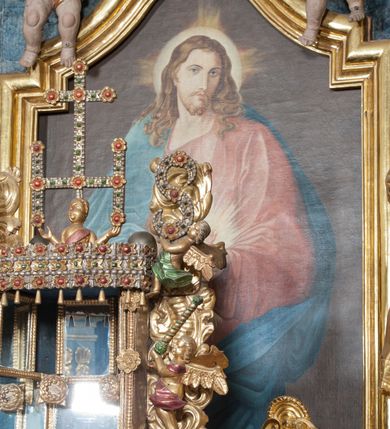 Zdjęcie nr 18: Nastawa ołtarzowa architektoniczna, trójosiowa z bramkami, dwukondygnacyjna, na dwustrefowym cokole. Ołtarz kamienny, prostopadłościenny, w drewnianej obudowie. Antepedium w formie wydłużonego, leżącego prostokąta, w polu obraz Ostatniej Wieczerzy. Mensa drewniana. Osie nastawy wydzielone parą półfilarów ujętych dwiema parami kolumn o kapitelach kompozytowych i skręconych trzonach. Dźwigają one pełne belkowanie silnie wyłamane na osi filarów, z mocno wysuniętym gzymsem, na skraju belkowania przerwany półkolisty przyczółek zwrócony na zewnątrz, na nim cokoły z figurami św. Władysława i św. Stefana. Na tle filarów ustawione figury św. Augustyna i św. Wojciecha, na bramkach rzeźby św. Marcina i św. Jana Jałmużnika. W polu głównym głęboka nisza w formie kwadratu zamkniętego łukiem falistym nadwieszonym, wewnątrz rzeźbiarska scena „Zabójstwa św. Stanisława”. Druga kondygnacja ujęta półfilarami, na tle których znajdują się anioły-kariatydy siedzące na cokołach z wolutami, podtrzymujące imposty. W polu prześwit w formie stojącego prostokąta z wpisanym krzyżem w kształcie litery „X”, przed którym znajduje się figura św. Andrzeja. Całość zwieńczona półpostacią Boga Ojca wśród obłoków i uskrzydlonych główek anielskich w glorii promienistej. Struktura obficie dekorowana ornamentem roślinnym, w partii pierwszej i drugiej kondygnacji uszy utworzone z akantu i wstęgi. Ołtarz flankują dodatkowo dwie pary wolnostojących półfilarów z półkolumnami o skręconych trzonach przed nimi, stojących na dwustrefowych cokołach, dźwigających imposty z figurami. Na zewnętrznej, niższej parze znajdują się figury św. Jana Ewangelisty i św. Jana Chrzciciela, na wewnętrznej, wyższej parze – św. Piotra i św. Pawła. Struktura polichromowana w sposób naśladujący marmoryzację w kolorze niebiesko-szarym, z zielonymi profilami oraz złoconymi kolumnami, profilami i ornamentyką.


