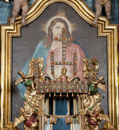 Zdjęcie nr 19: Nastawa ołtarzowa architektoniczna, trójosiowa z bramkami, dwukondygnacyjna, na dwustrefowym cokole. Ołtarz kamienny, prostopadłościenny, w drewnianej obudowie. Antepedium w formie wydłużonego, leżącego prostokąta, w polu obraz Ostatniej Wieczerzy. Mensa drewniana. Osie nastawy wydzielone parą półfilarów ujętych dwiema parami kolumn o kapitelach kompozytowych i skręconych trzonach. Dźwigają one pełne belkowanie silnie wyłamane na osi filarów, z mocno wysuniętym gzymsem, na skraju belkowania przerwany półkolisty przyczółek zwrócony na zewnątrz, na nim cokoły z figurami św. Władysława i św. Stefana. Na tle filarów ustawione figury św. Augustyna i św. Wojciecha, na bramkach rzeźby św. Marcina i św. Jana Jałmużnika. W polu głównym głęboka nisza w formie kwadratu zamkniętego łukiem falistym nadwieszonym, wewnątrz rzeźbiarska scena „Zabójstwa św. Stanisława”. Druga kondygnacja ujęta półfilarami, na tle których znajdują się anioły-kariatydy siedzące na cokołach z wolutami, podtrzymujące imposty. W polu prześwit w formie stojącego prostokąta z wpisanym krzyżem w kształcie litery „X”, przed którym znajduje się figura św. Andrzeja. Całość zwieńczona półpostacią Boga Ojca wśród obłoków i uskrzydlonych główek anielskich w glorii promienistej. Struktura obficie dekorowana ornamentem roślinnym, w partii pierwszej i drugiej kondygnacji uszy utworzone z akantu i wstęgi. Ołtarz flankują dodatkowo dwie pary wolnostojących półfilarów z półkolumnami o skręconych trzonach przed nimi, stojących na dwustrefowych cokołach, dźwigających imposty z figurami. Na zewnętrznej, niższej parze znajdują się figury św. Jana Ewangelisty i św. Jana Chrzciciela, na wewnętrznej, wyższej parze – św. Piotra i św. Pawła. Struktura polichromowana w sposób naśladujący marmoryzację w kolorze niebiesko-szarym, z zielonymi profilami oraz złoconymi kolumnami, profilami i ornamentyką.


