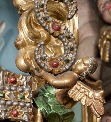 Zdjęcie nr 23: Nastawa ołtarzowa architektoniczna, trójosiowa z bramkami, dwukondygnacyjna, na dwustrefowym cokole. Ołtarz kamienny, prostopadłościenny, w drewnianej obudowie. Antepedium w formie wydłużonego, leżącego prostokąta, w polu obraz Ostatniej Wieczerzy. Mensa drewniana. Osie nastawy wydzielone parą półfilarów ujętych dwiema parami kolumn o kapitelach kompozytowych i skręconych trzonach. Dźwigają one pełne belkowanie silnie wyłamane na osi filarów, z mocno wysuniętym gzymsem, na skraju belkowania przerwany półkolisty przyczółek zwrócony na zewnątrz, na nim cokoły z figurami św. Władysława i św. Stefana. Na tle filarów ustawione figury św. Augustyna i św. Wojciecha, na bramkach rzeźby św. Marcina i św. Jana Jałmużnika. W polu głównym głęboka nisza w formie kwadratu zamkniętego łukiem falistym nadwieszonym, wewnątrz rzeźbiarska scena „Zabójstwa św. Stanisława”. Druga kondygnacja ujęta półfilarami, na tle których znajdują się anioły-kariatydy siedzące na cokołach z wolutami, podtrzymujące imposty. W polu prześwit w formie stojącego prostokąta z wpisanym krzyżem w kształcie litery „X”, przed którym znajduje się figura św. Andrzeja. Całość zwieńczona półpostacią Boga Ojca wśród obłoków i uskrzydlonych główek anielskich w glorii promienistej. Struktura obficie dekorowana ornamentem roślinnym, w partii pierwszej i drugiej kondygnacji uszy utworzone z akantu i wstęgi. Ołtarz flankują dodatkowo dwie pary wolnostojących półfilarów z półkolumnami o skręconych trzonach przed nimi, stojących na dwustrefowych cokołach, dźwigających imposty z figurami. Na zewnętrznej, niższej parze znajdują się figury św. Jana Ewangelisty i św. Jana Chrzciciela, na wewnętrznej, wyższej parze – św. Piotra i św. Pawła. Struktura polichromowana w sposób naśladujący marmoryzację w kolorze niebiesko-szarym, z zielonymi profilami oraz złoconymi kolumnami, profilami i ornamentyką.


