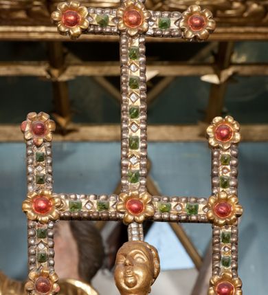 Zdjęcie nr 17: Nastawa ołtarzowa architektoniczna, trójosiowa z bramkami, dwukondygnacyjna, na dwustrefowym cokole. Ołtarz kamienny, prostopadłościenny, w drewnianej obudowie. Antepedium w formie wydłużonego, leżącego prostokąta, w polu obraz Ostatniej Wieczerzy. Mensa drewniana. Osie nastawy wydzielone parą półfilarów ujętych dwiema parami kolumn o kapitelach kompozytowych i skręconych trzonach. Dźwigają one pełne belkowanie silnie wyłamane na osi filarów, z mocno wysuniętym gzymsem, na skraju belkowania przerwany półkolisty przyczółek zwrócony na zewnątrz, na nim cokoły z figurami św. Władysława i św. Stefana. Na tle filarów ustawione figury św. Augustyna i św. Wojciecha, na bramkach rzeźby św. Marcina i św. Jana Jałmużnika. W polu głównym głęboka nisza w formie kwadratu zamkniętego łukiem falistym nadwieszonym, wewnątrz rzeźbiarska scena „Zabójstwa św. Stanisława”. Druga kondygnacja ujęta półfilarami, na tle których znajdują się anioły-kariatydy siedzące na cokołach z wolutami, podtrzymujące imposty. W polu prześwit w formie stojącego prostokąta z wpisanym krzyżem w kształcie litery „X”, przed którym znajduje się figura św. Andrzeja. Całość zwieńczona półpostacią Boga Ojca wśród obłoków i uskrzydlonych główek anielskich w glorii promienistej. Struktura obficie dekorowana ornamentem roślinnym, w partii pierwszej i drugiej kondygnacji uszy utworzone z akantu i wstęgi. Ołtarz flankują dodatkowo dwie pary wolnostojących półfilarów z półkolumnami o skręconych trzonach przed nimi, stojących na dwustrefowych cokołach, dźwigających imposty z figurami. Na zewnętrznej, niższej parze znajdują się figury św. Jana Ewangelisty i św. Jana Chrzciciela, na wewnętrznej, wyższej parze – św. Piotra i św. Pawła. Struktura polichromowana w sposób naśladujący marmoryzację w kolorze niebiesko-szarym, z zielonymi profilami oraz złoconymi kolumnami, profilami i ornamentyką.


