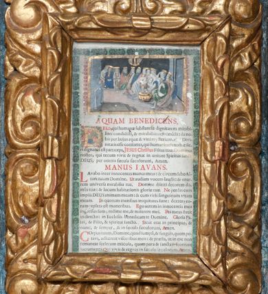 Zdjęcie nr 24: Nastawa ołtarzowa architektoniczna, trójosiowa z bramkami, dwukondygnacyjna, na dwustrefowym cokole. Ołtarz kamienny, prostopadłościenny, w drewnianej obudowie. Antepedium w formie wydłużonego, leżącego prostokąta, w polu obraz Ostatniej Wieczerzy. Mensa drewniana. Osie nastawy wydzielone parą półfilarów ujętych dwiema parami kolumn o kapitelach kompozytowych i skręconych trzonach. Dźwigają one pełne belkowanie silnie wyłamane na osi filarów, z mocno wysuniętym gzymsem, na skraju belkowania przerwany półkolisty przyczółek zwrócony na zewnątrz, na nim cokoły z figurami św. Władysława i św. Stefana. Na tle filarów ustawione figury św. Augustyna i św. Wojciecha, na bramkach rzeźby św. Marcina i św. Jana Jałmużnika. W polu głównym głęboka nisza w formie kwadratu zamkniętego łukiem falistym nadwieszonym, wewnątrz rzeźbiarska scena „Zabójstwa św. Stanisława”. Druga kondygnacja ujęta półfilarami, na tle których znajdują się anioły-kariatydy siedzące na cokołach z wolutami, podtrzymujące imposty. W polu prześwit w formie stojącego prostokąta z wpisanym krzyżem w kształcie litery „X”, przed którym znajduje się figura św. Andrzeja. Całość zwieńczona półpostacią Boga Ojca wśród obłoków i uskrzydlonych główek anielskich w glorii promienistej. Struktura obficie dekorowana ornamentem roślinnym, w partii pierwszej i drugiej kondygnacji uszy utworzone z akantu i wstęgi. Ołtarz flankują dodatkowo dwie pary wolnostojących półfilarów z półkolumnami o skręconych trzonach przed nimi, stojących na dwustrefowych cokołach, dźwigających imposty z figurami. Na zewnętrznej, niższej parze znajdują się figury św. Jana Ewangelisty i św. Jana Chrzciciela, na wewnętrznej, wyższej parze – św. Piotra i św. Pawła. Struktura polichromowana w sposób naśladujący marmoryzację w kolorze niebiesko-szarym, z zielonymi profilami oraz złoconymi kolumnami, profilami i ornamentyką.


