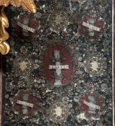 Zdjęcie nr 25: Nastawa ołtarzowa architektoniczna, trójosiowa z bramkami, dwukondygnacyjna, na dwustrefowym cokole. Ołtarz kamienny, prostopadłościenny, w drewnianej obudowie. Antepedium w formie wydłużonego, leżącego prostokąta, w polu obraz Ostatniej Wieczerzy. Mensa drewniana. Osie nastawy wydzielone parą półfilarów ujętych dwiema parami kolumn o kapitelach kompozytowych i skręconych trzonach. Dźwigają one pełne belkowanie silnie wyłamane na osi filarów, z mocno wysuniętym gzymsem, na skraju belkowania przerwany półkolisty przyczółek zwrócony na zewnątrz, na nim cokoły z figurami św. Władysława i św. Stefana. Na tle filarów ustawione figury św. Augustyna i św. Wojciecha, na bramkach rzeźby św. Marcina i św. Jana Jałmużnika. W polu głównym głęboka nisza w formie kwadratu zamkniętego łukiem falistym nadwieszonym, wewnątrz rzeźbiarska scena „Zabójstwa św. Stanisława”. Druga kondygnacja ujęta półfilarami, na tle których znajdują się anioły-kariatydy siedzące na cokołach z wolutami, podtrzymujące imposty. W polu prześwit w formie stojącego prostokąta z wpisanym krzyżem w kształcie litery „X”, przed którym znajduje się figura św. Andrzeja. Całość zwieńczona półpostacią Boga Ojca wśród obłoków i uskrzydlonych główek anielskich w glorii promienistej. Struktura obficie dekorowana ornamentem roślinnym, w partii pierwszej i drugiej kondygnacji uszy utworzone z akantu i wstęgi. Ołtarz flankują dodatkowo dwie pary wolnostojących półfilarów z półkolumnami o skręconych trzonach przed nimi, stojących na dwustrefowych cokołach, dźwigających imposty z figurami. Na zewnętrznej, niższej parze znajdują się figury św. Jana Ewangelisty i św. Jana Chrzciciela, na wewnętrznej, wyższej parze – św. Piotra i św. Pawła. Struktura polichromowana w sposób naśladujący marmoryzację w kolorze niebiesko-szarym, z zielonymi profilami oraz złoconymi kolumnami, profilami i ornamentyką.



