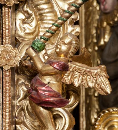 Zdjęcie nr 21: Nastawa ołtarzowa architektoniczna, trójosiowa z bramkami, dwukondygnacyjna, na dwustrefowym cokole. Ołtarz kamienny, prostopadłościenny, w drewnianej obudowie. Antepedium w formie wydłużonego, leżącego prostokąta, w polu obraz Ostatniej Wieczerzy. Mensa drewniana. Osie nastawy wydzielone parą półfilarów ujętych dwiema parami kolumn o kapitelach kompozytowych i skręconych trzonach. Dźwigają one pełne belkowanie silnie wyłamane na osi filarów, z mocno wysuniętym gzymsem, na skraju belkowania przerwany półkolisty przyczółek zwrócony na zewnątrz, na nim cokoły z figurami św. Władysława i św. Stefana. Na tle filarów ustawione figury św. Augustyna i św. Wojciecha, na bramkach rzeźby św. Marcina i św. Jana Jałmużnika. W polu głównym głęboka nisza w formie kwadratu zamkniętego łukiem falistym nadwieszonym, wewnątrz rzeźbiarska scena „Zabójstwa św. Stanisława”. Druga kondygnacja ujęta półfilarami, na tle których znajdują się anioły-kariatydy siedzące na cokołach z wolutami, podtrzymujące imposty. W polu prześwit w formie stojącego prostokąta z wpisanym krzyżem w kształcie litery „X”, przed którym znajduje się figura św. Andrzeja. Całość zwieńczona półpostacią Boga Ojca wśród obłoków i uskrzydlonych główek anielskich w glorii promienistej. Struktura obficie dekorowana ornamentem roślinnym, w partii pierwszej i drugiej kondygnacji uszy utworzone z akantu i wstęgi. Ołtarz flankują dodatkowo dwie pary wolnostojących półfilarów z półkolumnami o skręconych trzonach przed nimi, stojących na dwustrefowych cokołach, dźwigających imposty z figurami. Na zewnętrznej, niższej parze znajdują się figury św. Jana Ewangelisty i św. Jana Chrzciciela, na wewnętrznej, wyższej parze – św. Piotra i św. Pawła. Struktura polichromowana w sposób naśladujący marmoryzację w kolorze niebiesko-szarym, z zielonymi profilami oraz złoconymi kolumnami, profilami i ornamentyką.


