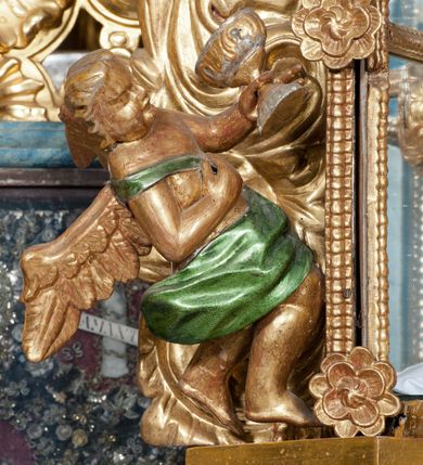 Zdjęcie nr 22: Nastawa ołtarzowa architektoniczna, trójosiowa z bramkami, dwukondygnacyjna, na dwustrefowym cokole. Ołtarz kamienny, prostopadłościenny, w drewnianej obudowie. Antepedium w formie wydłużonego, leżącego prostokąta, w polu obraz Ostatniej Wieczerzy. Mensa drewniana. Osie nastawy wydzielone parą półfilarów ujętych dwiema parami kolumn o kapitelach kompozytowych i skręconych trzonach. Dźwigają one pełne belkowanie silnie wyłamane na osi filarów, z mocno wysuniętym gzymsem, na skraju belkowania przerwany półkolisty przyczółek zwrócony na zewnątrz, na nim cokoły z figurami św. Władysława i św. Stefana. Na tle filarów ustawione figury św. Augustyna i św. Wojciecha, na bramkach rzeźby św. Marcina i św. Jana Jałmużnika. W polu głównym głęboka nisza w formie kwadratu zamkniętego łukiem falistym nadwieszonym, wewnątrz rzeźbiarska scena „Zabójstwa św. Stanisława”. Druga kondygnacja ujęta półfilarami, na tle których znajdują się anioły-kariatydy siedzące na cokołach z wolutami, podtrzymujące imposty. W polu prześwit w formie stojącego prostokąta z wpisanym krzyżem w kształcie litery „X”, przed którym znajduje się figura św. Andrzeja. Całość zwieńczona półpostacią Boga Ojca wśród obłoków i uskrzydlonych główek anielskich w glorii promienistej. Struktura obficie dekorowana ornamentem roślinnym, w partii pierwszej i drugiej kondygnacji uszy utworzone z akantu i wstęgi. Ołtarz flankują dodatkowo dwie pary wolnostojących półfilarów z półkolumnami o skręconych trzonach przed nimi, stojących na dwustrefowych cokołach, dźwigających imposty z figurami. Na zewnętrznej, niższej parze znajdują się figury św. Jana Ewangelisty i św. Jana Chrzciciela, na wewnętrznej, wyższej parze – św. Piotra i św. Pawła. Struktura polichromowana w sposób naśladujący marmoryzację w kolorze niebiesko-szarym, z zielonymi profilami oraz złoconymi kolumnami, profilami i ornamentyką.


