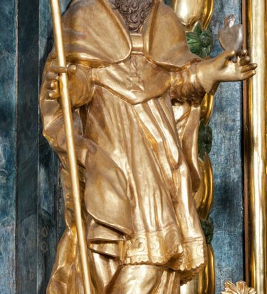 Zdjęcie nr 28: Nastawa ołtarzowa architektoniczna, trójosiowa z bramkami, dwukondygnacyjna, na dwustrefowym cokole. Ołtarz kamienny, prostopadłościenny, w drewnianej obudowie. Antepedium w formie wydłużonego, leżącego prostokąta, w polu obraz Ostatniej Wieczerzy. Mensa drewniana. Osie nastawy wydzielone parą półfilarów ujętych dwiema parami kolumn o kapitelach kompozytowych i skręconych trzonach. Dźwigają one pełne belkowanie silnie wyłamane na osi filarów, z mocno wysuniętym gzymsem, na skraju belkowania przerwany półkolisty przyczółek zwrócony na zewnątrz, na nim cokoły z figurami św. Władysława i św. Stefana. Na tle filarów ustawione figury św. Augustyna i św. Wojciecha, na bramkach rzeźby św. Marcina i św. Jana Jałmużnika. W polu głównym głęboka nisza w formie kwadratu zamkniętego łukiem falistym nadwieszonym, wewnątrz rzeźbiarska scena „Zabójstwa św. Stanisława”. Druga kondygnacja ujęta półfilarami, na tle których znajdują się anioły-kariatydy siedzące na cokołach z wolutami, podtrzymujące imposty. W polu prześwit w formie stojącego prostokąta z wpisanym krzyżem w kształcie litery „X”, przed którym znajduje się figura św. Andrzeja. Całość zwieńczona półpostacią Boga Ojca wśród obłoków i uskrzydlonych główek anielskich w glorii promienistej. Struktura obficie dekorowana ornamentem roślinnym, w partii pierwszej i drugiej kondygnacji uszy utworzone z akantu i wstęgi. Ołtarz flankują dodatkowo dwie pary wolnostojących półfilarów z półkolumnami o skręconych trzonach przed nimi, stojących na dwustrefowych cokołach, dźwigających imposty z figurami. Na zewnętrznej, niższej parze znajdują się figury św. Jana Ewangelisty i św. Jana Chrzciciela, na wewnętrznej, wyższej parze – św. Piotra i św. Pawła. Struktura polichromowana w sposób naśladujący marmoryzację w kolorze niebiesko-szarym, z zielonymi profilami oraz złoconymi kolumnami, profilami i ornamentyką.


