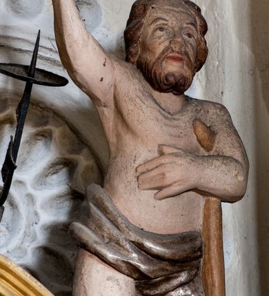 Zdjęcie nr 35: Nastawa ołtarzowa architektoniczna, trójosiowa z bramkami, dwukondygnacyjna, na dwustrefowym cokole. Ołtarz kamienny, prostopadłościenny, w drewnianej obudowie. Antepedium w formie wydłużonego, leżącego prostokąta, w polu obraz Ostatniej Wieczerzy. Mensa drewniana. Osie nastawy wydzielone parą półfilarów ujętych dwiema parami kolumn o kapitelach kompozytowych i skręconych trzonach. Dźwigają one pełne belkowanie silnie wyłamane na osi filarów, z mocno wysuniętym gzymsem, na skraju belkowania przerwany półkolisty przyczółek zwrócony na zewnątrz, na nim cokoły z figurami św. Władysława i św. Stefana. Na tle filarów ustawione figury św. Augustyna i św. Wojciecha, na bramkach rzeźby św. Marcina i św. Jana Jałmużnika. W polu głównym głęboka nisza w formie kwadratu zamkniętego łukiem falistym nadwieszonym, wewnątrz rzeźbiarska scena „Zabójstwa św. Stanisława”. Druga kondygnacja ujęta półfilarami, na tle których znajdują się anioły-kariatydy siedzące na cokołach z wolutami, podtrzymujące imposty. W polu prześwit w formie stojącego prostokąta z wpisanym krzyżem w kształcie litery „X”, przed którym znajduje się figura św. Andrzeja. Całość zwieńczona półpostacią Boga Ojca wśród obłoków i uskrzydlonych główek anielskich w glorii promienistej. Struktura obficie dekorowana ornamentem roślinnym, w partii pierwszej i drugiej kondygnacji uszy utworzone z akantu i wstęgi. Ołtarz flankują dodatkowo dwie pary wolnostojących półfilarów z półkolumnami o skręconych trzonach przed nimi, stojących na dwustrefowych cokołach, dźwigających imposty z figurami. Na zewnętrznej, niższej parze znajdują się figury św. Jana Ewangelisty i św. Jana Chrzciciela, na wewnętrznej, wyższej parze – św. Piotra i św. Pawła. Struktura polichromowana w sposób naśladujący marmoryzację w kolorze niebiesko-szarym, z zielonymi profilami oraz złoconymi kolumnami, profilami i ornamentyką.


