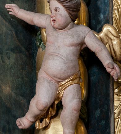 Zdjęcie nr 45: Nastawa ołtarzowa architektoniczna, trójosiowa z bramkami, dwukondygnacyjna, na dwustrefowym cokole. Ołtarz kamienny, prostopadłościenny, w drewnianej obudowie. Antepedium w formie wydłużonego, leżącego prostokąta, w polu obraz Ostatniej Wieczerzy. Mensa drewniana. Osie nastawy wydzielone parą półfilarów ujętych dwiema parami kolumn o kapitelach kompozytowych i skręconych trzonach. Dźwigają one pełne belkowanie silnie wyłamane na osi filarów, z mocno wysuniętym gzymsem, na skraju belkowania przerwany półkolisty przyczółek zwrócony na zewnątrz, na nim cokoły z figurami św. Władysława i św. Stefana. Na tle filarów ustawione figury św. Augustyna i św. Wojciecha, na bramkach rzeźby św. Marcina i św. Jana Jałmużnika. W polu głównym głęboka nisza w formie kwadratu zamkniętego łukiem falistym nadwieszonym, wewnątrz rzeźbiarska scena „Zabójstwa św. Stanisława”. Druga kondygnacja ujęta półfilarami, na tle których znajdują się anioły-kariatydy siedzące na cokołach z wolutami, podtrzymujące imposty. W polu prześwit w formie stojącego prostokąta z wpisanym krzyżem w kształcie litery „X”, przed którym znajduje się figura św. Andrzeja. Całość zwieńczona półpostacią Boga Ojca wśród obłoków i uskrzydlonych główek anielskich w glorii promienistej. Struktura obficie dekorowana ornamentem roślinnym, w partii pierwszej i drugiej kondygnacji uszy utworzone z akantu i wstęgi. Ołtarz flankują dodatkowo dwie pary wolnostojących półfilarów z półkolumnami o skręconych trzonach przed nimi, stojących na dwustrefowych cokołach, dźwigających imposty z figurami. Na zewnętrznej, niższej parze znajdują się figury św. Jana Ewangelisty i św. Jana Chrzciciela, na wewnętrznej, wyższej parze – św. Piotra i św. Pawła. Struktura polichromowana w sposób naśladujący marmoryzację w kolorze niebiesko-szarym, z zielonymi profilami oraz złoconymi kolumnami, profilami i ornamentyką.


