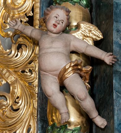 Zdjęcie nr 47: Nastawa ołtarzowa architektoniczna, trójosiowa z bramkami, dwukondygnacyjna, na dwustrefowym cokole. Ołtarz kamienny, prostopadłościenny, w drewnianej obudowie. Antepedium w formie wydłużonego, leżącego prostokąta, w polu obraz Ostatniej Wieczerzy. Mensa drewniana. Osie nastawy wydzielone parą półfilarów ujętych dwiema parami kolumn o kapitelach kompozytowych i skręconych trzonach. Dźwigają one pełne belkowanie silnie wyłamane na osi filarów, z mocno wysuniętym gzymsem, na skraju belkowania przerwany półkolisty przyczółek zwrócony na zewnątrz, na nim cokoły z figurami św. Władysława i św. Stefana. Na tle filarów ustawione figury św. Augustyna i św. Wojciecha, na bramkach rzeźby św. Marcina i św. Jana Jałmużnika. W polu głównym głęboka nisza w formie kwadratu zamkniętego łukiem falistym nadwieszonym, wewnątrz rzeźbiarska scena „Zabójstwa św. Stanisława”. Druga kondygnacja ujęta półfilarami, na tle których znajdują się anioły-kariatydy siedzące na cokołach z wolutami, podtrzymujące imposty. W polu prześwit w formie stojącego prostokąta z wpisanym krzyżem w kształcie litery „X”, przed którym znajduje się figura św. Andrzeja. Całość zwieńczona półpostacią Boga Ojca wśród obłoków i uskrzydlonych główek anielskich w glorii promienistej. Struktura obficie dekorowana ornamentem roślinnym, w partii pierwszej i drugiej kondygnacji uszy utworzone z akantu i wstęgi. Ołtarz flankują dodatkowo dwie pary wolnostojących półfilarów z półkolumnami o skręconych trzonach przed nimi, stojących na dwustrefowych cokołach, dźwigających imposty z figurami. Na zewnętrznej, niższej parze znajdują się figury św. Jana Ewangelisty i św. Jana Chrzciciela, na wewnętrznej, wyższej parze – św. Piotra i św. Pawła. Struktura polichromowana w sposób naśladujący marmoryzację w kolorze niebiesko-szarym, z zielonymi profilami oraz złoconymi kolumnami, profilami i ornamentyką.


