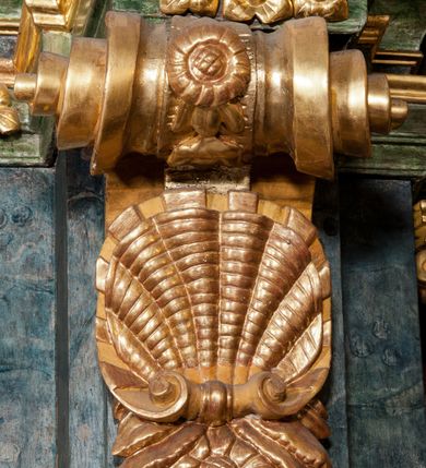 Zdjęcie nr 49: Nastawa ołtarzowa architektoniczna, trójosiowa z bramkami, dwukondygnacyjna, na dwustrefowym cokole. Ołtarz kamienny, prostopadłościenny, w drewnianej obudowie. Antepedium w formie wydłużonego, leżącego prostokąta, w polu obraz Ostatniej Wieczerzy. Mensa drewniana. Osie nastawy wydzielone parą półfilarów ujętych dwiema parami kolumn o kapitelach kompozytowych i skręconych trzonach. Dźwigają one pełne belkowanie silnie wyłamane na osi filarów, z mocno wysuniętym gzymsem, na skraju belkowania przerwany półkolisty przyczółek zwrócony na zewnątrz, na nim cokoły z figurami św. Władysława i św. Stefana. Na tle filarów ustawione figury św. Augustyna i św. Wojciecha, na bramkach rzeźby św. Marcina i św. Jana Jałmużnika. W polu głównym głęboka nisza w formie kwadratu zamkniętego łukiem falistym nadwieszonym, wewnątrz rzeźbiarska scena „Zabójstwa św. Stanisława”. Druga kondygnacja ujęta półfilarami, na tle których znajdują się anioły-kariatydy siedzące na cokołach z wolutami, podtrzymujące imposty. W polu prześwit w formie stojącego prostokąta z wpisanym krzyżem w kształcie litery „X”, przed którym znajduje się figura św. Andrzeja. Całość zwieńczona półpostacią Boga Ojca wśród obłoków i uskrzydlonych główek anielskich w glorii promienistej. Struktura obficie dekorowana ornamentem roślinnym, w partii pierwszej i drugiej kondygnacji uszy utworzone z akantu i wstęgi. Ołtarz flankują dodatkowo dwie pary wolnostojących półfilarów z półkolumnami o skręconych trzonach przed nimi, stojących na dwustrefowych cokołach, dźwigających imposty z figurami. Na zewnętrznej, niższej parze znajdują się figury św. Jana Ewangelisty i św. Jana Chrzciciela, na wewnętrznej, wyższej parze – św. Piotra i św. Pawła. Struktura polichromowana w sposób naśladujący marmoryzację w kolorze niebiesko-szarym, z zielonymi profilami oraz złoconymi kolumnami, profilami i ornamentyką.


