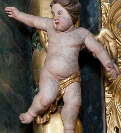 Zdjęcie nr 46: Nastawa ołtarzowa architektoniczna, trójosiowa z bramkami, dwukondygnacyjna, na dwustrefowym cokole. Ołtarz kamienny, prostopadłościenny, w drewnianej obudowie. Antepedium w formie wydłużonego, leżącego prostokąta, w polu obraz Ostatniej Wieczerzy. Mensa drewniana. Osie nastawy wydzielone parą półfilarów ujętych dwiema parami kolumn o kapitelach kompozytowych i skręconych trzonach. Dźwigają one pełne belkowanie silnie wyłamane na osi filarów, z mocno wysuniętym gzymsem, na skraju belkowania przerwany półkolisty przyczółek zwrócony na zewnątrz, na nim cokoły z figurami św. Władysława i św. Stefana. Na tle filarów ustawione figury św. Augustyna i św. Wojciecha, na bramkach rzeźby św. Marcina i św. Jana Jałmużnika. W polu głównym głęboka nisza w formie kwadratu zamkniętego łukiem falistym nadwieszonym, wewnątrz rzeźbiarska scena „Zabójstwa św. Stanisława”. Druga kondygnacja ujęta półfilarami, na tle których znajdują się anioły-kariatydy siedzące na cokołach z wolutami, podtrzymujące imposty. W polu prześwit w formie stojącego prostokąta z wpisanym krzyżem w kształcie litery „X”, przed którym znajduje się figura św. Andrzeja. Całość zwieńczona półpostacią Boga Ojca wśród obłoków i uskrzydlonych główek anielskich w glorii promienistej. Struktura obficie dekorowana ornamentem roślinnym, w partii pierwszej i drugiej kondygnacji uszy utworzone z akantu i wstęgi. Ołtarz flankują dodatkowo dwie pary wolnostojących półfilarów z półkolumnami o skręconych trzonach przed nimi, stojących na dwustrefowych cokołach, dźwigających imposty z figurami. Na zewnętrznej, niższej parze znajdują się figury św. Jana Ewangelisty i św. Jana Chrzciciela, na wewnętrznej, wyższej parze – św. Piotra i św. Pawła. Struktura polichromowana w sposób naśladujący marmoryzację w kolorze niebiesko-szarym, z zielonymi profilami oraz złoconymi kolumnami, profilami i ornamentyką.


