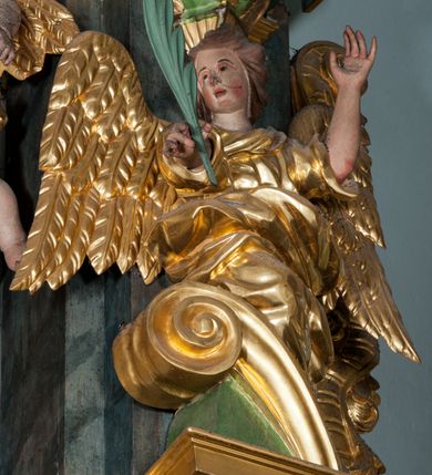 Zdjęcie nr 52: Nastawa ołtarzowa architektoniczna, trójosiowa z bramkami, dwukondygnacyjna, na dwustrefowym cokole. Ołtarz kamienny, prostopadłościenny, w drewnianej obudowie. Antepedium w formie wydłużonego, leżącego prostokąta, w polu obraz Ostatniej Wieczerzy. Mensa drewniana. Osie nastawy wydzielone parą półfilarów ujętych dwiema parami kolumn o kapitelach kompozytowych i skręconych trzonach. Dźwigają one pełne belkowanie silnie wyłamane na osi filarów, z mocno wysuniętym gzymsem, na skraju belkowania przerwany półkolisty przyczółek zwrócony na zewnątrz, na nim cokoły z figurami św. Władysława i św. Stefana. Na tle filarów ustawione figury św. Augustyna i św. Wojciecha, na bramkach rzeźby św. Marcina i św. Jana Jałmużnika. W polu głównym głęboka nisza w formie kwadratu zamkniętego łukiem falistym nadwieszonym, wewnątrz rzeźbiarska scena „Zabójstwa św. Stanisława”. Druga kondygnacja ujęta półfilarami, na tle których znajdują się anioły-kariatydy siedzące na cokołach z wolutami, podtrzymujące imposty. W polu prześwit w formie stojącego prostokąta z wpisanym krzyżem w kształcie litery „X”, przed którym znajduje się figura św. Andrzeja. Całość zwieńczona półpostacią Boga Ojca wśród obłoków i uskrzydlonych główek anielskich w glorii promienistej. Struktura obficie dekorowana ornamentem roślinnym, w partii pierwszej i drugiej kondygnacji uszy utworzone z akantu i wstęgi. Ołtarz flankują dodatkowo dwie pary wolnostojących półfilarów z półkolumnami o skręconych trzonach przed nimi, stojących na dwustrefowych cokołach, dźwigających imposty z figurami. Na zewnętrznej, niższej parze znajdują się figury św. Jana Ewangelisty i św. Jana Chrzciciela, na wewnętrznej, wyższej parze – św. Piotra i św. Pawła. Struktura polichromowana w sposób naśladujący marmoryzację w kolorze niebiesko-szarym, z zielonymi profilami oraz złoconymi kolumnami, profilami i ornamentyką.


