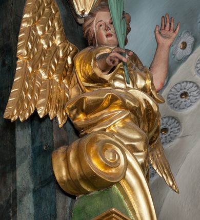 Zdjęcie nr 53: Nastawa ołtarzowa architektoniczna, trójosiowa z bramkami, dwukondygnacyjna, na dwustrefowym cokole. Ołtarz kamienny, prostopadłościenny, w drewnianej obudowie. Antepedium w formie wydłużonego, leżącego prostokąta, w polu obraz Ostatniej Wieczerzy. Mensa drewniana. Osie nastawy wydzielone parą półfilarów ujętych dwiema parami kolumn o kapitelach kompozytowych i skręconych trzonach. Dźwigają one pełne belkowanie silnie wyłamane na osi filarów, z mocno wysuniętym gzymsem, na skraju belkowania przerwany półkolisty przyczółek zwrócony na zewnątrz, na nim cokoły z figurami św. Władysława i św. Stefana. Na tle filarów ustawione figury św. Augustyna i św. Wojciecha, na bramkach rzeźby św. Marcina i św. Jana Jałmużnika. W polu głównym głęboka nisza w formie kwadratu zamkniętego łukiem falistym nadwieszonym, wewnątrz rzeźbiarska scena „Zabójstwa św. Stanisława”. Druga kondygnacja ujęta półfilarami, na tle których znajdują się anioły-kariatydy siedzące na cokołach z wolutami, podtrzymujące imposty. W polu prześwit w formie stojącego prostokąta z wpisanym krzyżem w kształcie litery „X”, przed którym znajduje się figura św. Andrzeja. Całość zwieńczona półpostacią Boga Ojca wśród obłoków i uskrzydlonych główek anielskich w glorii promienistej. Struktura obficie dekorowana ornamentem roślinnym, w partii pierwszej i drugiej kondygnacji uszy utworzone z akantu i wstęgi. Ołtarz flankują dodatkowo dwie pary wolnostojących półfilarów z półkolumnami o skręconych trzonach przed nimi, stojących na dwustrefowych cokołach, dźwigających imposty z figurami. Na zewnętrznej, niższej parze znajdują się figury św. Jana Ewangelisty i św. Jana Chrzciciela, na wewnętrznej, wyższej parze – św. Piotra i św. Pawła. Struktura polichromowana w sposób naśladujący marmoryzację w kolorze niebiesko-szarym, z zielonymi profilami oraz złoconymi kolumnami, profilami i ornamentyką.


