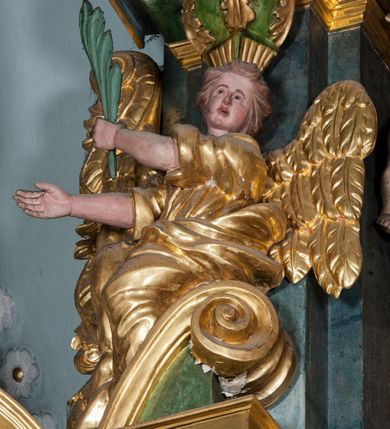 Zdjęcie nr 54: Nastawa ołtarzowa architektoniczna, trójosiowa z bramkami, dwukondygnacyjna, na dwustrefowym cokole. Ołtarz kamienny, prostopadłościenny, w drewnianej obudowie. Antepedium w formie wydłużonego, leżącego prostokąta, w polu obraz Ostatniej Wieczerzy. Mensa drewniana. Osie nastawy wydzielone parą półfilarów ujętych dwiema parami kolumn o kapitelach kompozytowych i skręconych trzonach. Dźwigają one pełne belkowanie silnie wyłamane na osi filarów, z mocno wysuniętym gzymsem, na skraju belkowania przerwany półkolisty przyczółek zwrócony na zewnątrz, na nim cokoły z figurami św. Władysława i św. Stefana. Na tle filarów ustawione figury św. Augustyna i św. Wojciecha, na bramkach rzeźby św. Marcina i św. Jana Jałmużnika. W polu głównym głęboka nisza w formie kwadratu zamkniętego łukiem falistym nadwieszonym, wewnątrz rzeźbiarska scena „Zabójstwa św. Stanisława”. Druga kondygnacja ujęta półfilarami, na tle których znajdują się anioły-kariatydy siedzące na cokołach z wolutami, podtrzymujące imposty. W polu prześwit w formie stojącego prostokąta z wpisanym krzyżem w kształcie litery „X”, przed którym znajduje się figura św. Andrzeja. Całość zwieńczona półpostacią Boga Ojca wśród obłoków i uskrzydlonych główek anielskich w glorii promienistej. Struktura obficie dekorowana ornamentem roślinnym, w partii pierwszej i drugiej kondygnacji uszy utworzone z akantu i wstęgi. Ołtarz flankują dodatkowo dwie pary wolnostojących półfilarów z półkolumnami o skręconych trzonach przed nimi, stojących na dwustrefowych cokołach, dźwigających imposty z figurami. Na zewnętrznej, niższej parze znajdują się figury św. Jana Ewangelisty i św. Jana Chrzciciela, na wewnętrznej, wyższej parze – św. Piotra i św. Pawła. Struktura polichromowana w sposób naśladujący marmoryzację w kolorze niebiesko-szarym, z zielonymi profilami oraz złoconymi kolumnami, profilami i ornamentyką.


