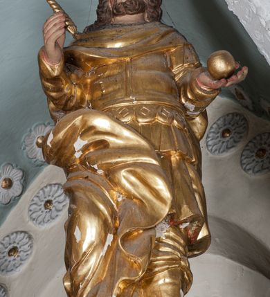 Zdjęcie nr 56: Nastawa ołtarzowa architektoniczna, trójosiowa z bramkami, dwukondygnacyjna, na dwustrefowym cokole. Ołtarz kamienny, prostopadłościenny, w drewnianej obudowie. Antepedium w formie wydłużonego, leżącego prostokąta, w polu obraz Ostatniej Wieczerzy. Mensa drewniana. Osie nastawy wydzielone parą półfilarów ujętych dwiema parami kolumn o kapitelach kompozytowych i skręconych trzonach. Dźwigają one pełne belkowanie silnie wyłamane na osi filarów, z mocno wysuniętym gzymsem, na skraju belkowania przerwany półkolisty przyczółek zwrócony na zewnątrz, na nim cokoły z figurami św. Władysława i św. Stefana. Na tle filarów ustawione figury św. Augustyna i św. Wojciecha, na bramkach rzeźby św. Marcina i św. Jana Jałmużnika. W polu głównym głęboka nisza w formie kwadratu zamkniętego łukiem falistym nadwieszonym, wewnątrz rzeźbiarska scena „Zabójstwa św. Stanisława”. Druga kondygnacja ujęta półfilarami, na tle których znajdują się anioły-kariatydy siedzące na cokołach z wolutami, podtrzymujące imposty. W polu prześwit w formie stojącego prostokąta z wpisanym krzyżem w kształcie litery „X”, przed którym znajduje się figura św. Andrzeja. Całość zwieńczona półpostacią Boga Ojca wśród obłoków i uskrzydlonych główek anielskich w glorii promienistej. Struktura obficie dekorowana ornamentem roślinnym, w partii pierwszej i drugiej kondygnacji uszy utworzone z akantu i wstęgi. Ołtarz flankują dodatkowo dwie pary wolnostojących półfilarów z półkolumnami o skręconych trzonach przed nimi, stojących na dwustrefowych cokołach, dźwigających imposty z figurami. Na zewnętrznej, niższej parze znajdują się figury św. Jana Ewangelisty i św. Jana Chrzciciela, na wewnętrznej, wyższej parze – św. Piotra i św. Pawła. Struktura polichromowana w sposób naśladujący marmoryzację w kolorze niebiesko-szarym, z zielonymi profilami oraz złoconymi kolumnami, profilami i ornamentyką.


