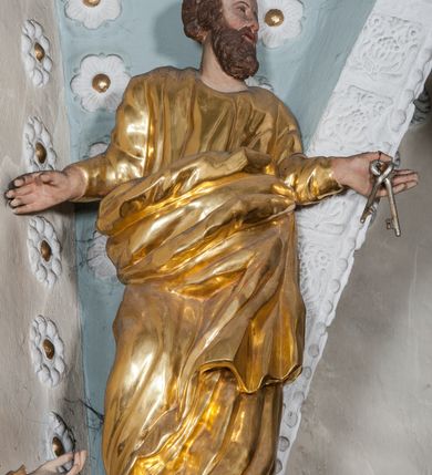 Zdjęcie nr 62: Nastawa ołtarzowa architektoniczna, trójosiowa z bramkami, dwukondygnacyjna, na dwustrefowym cokole. Ołtarz kamienny, prostopadłościenny, w drewnianej obudowie. Antepedium w formie wydłużonego, leżącego prostokąta, w polu obraz Ostatniej Wieczerzy. Mensa drewniana. Osie nastawy wydzielone parą półfilarów ujętych dwiema parami kolumn o kapitelach kompozytowych i skręconych trzonach. Dźwigają one pełne belkowanie silnie wyłamane na osi filarów, z mocno wysuniętym gzymsem, na skraju belkowania przerwany półkolisty przyczółek zwrócony na zewnątrz, na nim cokoły z figurami św. Władysława i św. Stefana. Na tle filarów ustawione figury św. Augustyna i św. Wojciecha, na bramkach rzeźby św. Marcina i św. Jana Jałmużnika. W polu głównym głęboka nisza w formie kwadratu zamkniętego łukiem falistym nadwieszonym, wewnątrz rzeźbiarska scena „Zabójstwa św. Stanisława”. Druga kondygnacja ujęta półfilarami, na tle których znajdują się anioły-kariatydy siedzące na cokołach z wolutami, podtrzymujące imposty. W polu prześwit w formie stojącego prostokąta z wpisanym krzyżem w kształcie litery „X”, przed którym znajduje się figura św. Andrzeja. Całość zwieńczona półpostacią Boga Ojca wśród obłoków i uskrzydlonych główek anielskich w glorii promienistej. Struktura obficie dekorowana ornamentem roślinnym, w partii pierwszej i drugiej kondygnacji uszy utworzone z akantu i wstęgi. Ołtarz flankują dodatkowo dwie pary wolnostojących półfilarów z półkolumnami o skręconych trzonach przed nimi, stojących na dwustrefowych cokołach, dźwigających imposty z figurami. Na zewnętrznej, niższej parze znajdują się figury św. Jana Ewangelisty i św. Jana Chrzciciela, na wewnętrznej, wyższej parze – św. Piotra i św. Pawła. Struktura polichromowana w sposób naśladujący marmoryzację w kolorze niebiesko-szarym, z zielonymi profilami oraz złoconymi kolumnami, profilami i ornamentyką.


