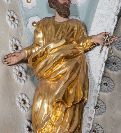 Zdjęcie nr 61: Nastawa ołtarzowa architektoniczna, trójosiowa z bramkami, dwukondygnacyjna, na dwustrefowym cokole. Ołtarz kamienny, prostopadłościenny, w drewnianej obudowie. Antepedium w formie wydłużonego, leżącego prostokąta, w polu obraz Ostatniej Wieczerzy. Mensa drewniana. Osie nastawy wydzielone parą półfilarów ujętych dwiema parami kolumn o kapitelach kompozytowych i skręconych trzonach. Dźwigają one pełne belkowanie silnie wyłamane na osi filarów, z mocno wysuniętym gzymsem, na skraju belkowania przerwany półkolisty przyczółek zwrócony na zewnątrz, na nim cokoły z figurami św. Władysława i św. Stefana. Na tle filarów ustawione figury św. Augustyna i św. Wojciecha, na bramkach rzeźby św. Marcina i św. Jana Jałmużnika. W polu głównym głęboka nisza w formie kwadratu zamkniętego łukiem falistym nadwieszonym, wewnątrz rzeźbiarska scena „Zabójstwa św. Stanisława”. Druga kondygnacja ujęta półfilarami, na tle których znajdują się anioły-kariatydy siedzące na cokołach z wolutami, podtrzymujące imposty. W polu prześwit w formie stojącego prostokąta z wpisanym krzyżem w kształcie litery „X”, przed którym znajduje się figura św. Andrzeja. Całość zwieńczona półpostacią Boga Ojca wśród obłoków i uskrzydlonych główek anielskich w glorii promienistej. Struktura obficie dekorowana ornamentem roślinnym, w partii pierwszej i drugiej kondygnacji uszy utworzone z akantu i wstęgi. Ołtarz flankują dodatkowo dwie pary wolnostojących półfilarów z półkolumnami o skręconych trzonach przed nimi, stojących na dwustrefowych cokołach, dźwigających imposty z figurami. Na zewnętrznej, niższej parze znajdują się figury św. Jana Ewangelisty i św. Jana Chrzciciela, na wewnętrznej, wyższej parze – św. Piotra i św. Pawła. Struktura polichromowana w sposób naśladujący marmoryzację w kolorze niebiesko-szarym, z zielonymi profilami oraz złoconymi kolumnami, profilami i ornamentyką.


