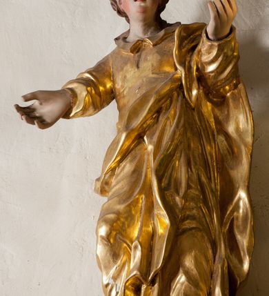 Zdjęcie nr 66: Nastawa ołtarzowa architektoniczna, trójosiowa z bramkami, dwukondygnacyjna, na dwustrefowym cokole. Ołtarz kamienny, prostopadłościenny, w drewnianej obudowie. Antepedium w formie wydłużonego, leżącego prostokąta, w polu obraz Ostatniej Wieczerzy. Mensa drewniana. Osie nastawy wydzielone parą półfilarów ujętych dwiema parami kolumn o kapitelach kompozytowych i skręconych trzonach. Dźwigają one pełne belkowanie silnie wyłamane na osi filarów, z mocno wysuniętym gzymsem, na skraju belkowania przerwany półkolisty przyczółek zwrócony na zewnątrz, na nim cokoły z figurami św. Władysława i św. Stefana. Na tle filarów ustawione figury św. Augustyna i św. Wojciecha, na bramkach rzeźby św. Marcina i św. Jana Jałmużnika. W polu głównym głęboka nisza w formie kwadratu zamkniętego łukiem falistym nadwieszonym, wewnątrz rzeźbiarska scena „Zabójstwa św. Stanisława”. Druga kondygnacja ujęta półfilarami, na tle których znajdują się anioły-kariatydy siedzące na cokołach z wolutami, podtrzymujące imposty. W polu prześwit w formie stojącego prostokąta z wpisanym krzyżem w kształcie litery „X”, przed którym znajduje się figura św. Andrzeja. Całość zwieńczona półpostacią Boga Ojca wśród obłoków i uskrzydlonych główek anielskich w glorii promienistej. Struktura obficie dekorowana ornamentem roślinnym, w partii pierwszej i drugiej kondygnacji uszy utworzone z akantu i wstęgi. Ołtarz flankują dodatkowo dwie pary wolnostojących półfilarów z półkolumnami o skręconych trzonach przed nimi, stojących na dwustrefowych cokołach, dźwigających imposty z figurami. Na zewnętrznej, niższej parze znajdują się figury św. Jana Ewangelisty i św. Jana Chrzciciela, na wewnętrznej, wyższej parze – św. Piotra i św. Pawła. Struktura polichromowana w sposób naśladujący marmoryzację w kolorze niebiesko-szarym, z zielonymi profilami oraz złoconymi kolumnami, profilami i ornamentyką.


