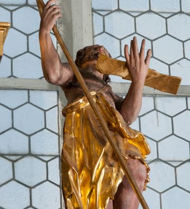 Zdjęcie nr 65: Nastawa ołtarzowa architektoniczna, trójosiowa z bramkami, dwukondygnacyjna, na dwustrefowym cokole. Ołtarz kamienny, prostopadłościenny, w drewnianej obudowie. Antepedium w formie wydłużonego, leżącego prostokąta, w polu obraz Ostatniej Wieczerzy. Mensa drewniana. Osie nastawy wydzielone parą półfilarów ujętych dwiema parami kolumn o kapitelach kompozytowych i skręconych trzonach. Dźwigają one pełne belkowanie silnie wyłamane na osi filarów, z mocno wysuniętym gzymsem, na skraju belkowania przerwany półkolisty przyczółek zwrócony na zewnątrz, na nim cokoły z figurami św. Władysława i św. Stefana. Na tle filarów ustawione figury św. Augustyna i św. Wojciecha, na bramkach rzeźby św. Marcina i św. Jana Jałmużnika. W polu głównym głęboka nisza w formie kwadratu zamkniętego łukiem falistym nadwieszonym, wewnątrz rzeźbiarska scena „Zabójstwa św. Stanisława”. Druga kondygnacja ujęta półfilarami, na tle których znajdują się anioły-kariatydy siedzące na cokołach z wolutami, podtrzymujące imposty. W polu prześwit w formie stojącego prostokąta z wpisanym krzyżem w kształcie litery „X”, przed którym znajduje się figura św. Andrzeja. Całość zwieńczona półpostacią Boga Ojca wśród obłoków i uskrzydlonych główek anielskich w glorii promienistej. Struktura obficie dekorowana ornamentem roślinnym, w partii pierwszej i drugiej kondygnacji uszy utworzone z akantu i wstęgi. Ołtarz flankują dodatkowo dwie pary wolnostojących półfilarów z półkolumnami o skręconych trzonach przed nimi, stojących na dwustrefowych cokołach, dźwigających imposty z figurami. Na zewnętrznej, niższej parze znajdują się figury św. Jana Ewangelisty i św. Jana Chrzciciela, na wewnętrznej, wyższej parze – św. Piotra i św. Pawła. Struktura polichromowana w sposób naśladujący marmoryzację w kolorze niebiesko-szarym, z zielonymi profilami oraz złoconymi kolumnami, profilami i ornamentyką.


