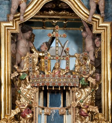 Zdjęcie nr 5: W głębokiej wnęce wyłożonej z trzech stron lustrami znajduje się grupa figuralna ze sceną zabójstwa św. Stanisława. Przed złoconym ołtarzem ustawionym na dwustopniowej podstawie figura św. Stanisława ukazana z lewego profilu w momencie podniesienia, z hostią w dłoniach. Święty jest ubrany w albę i ornat, z manipularzem na przedramieniu. U jego prawego boku, na najniższym stopniu klęczy ministrant ubrany w  komżę z uniesioną ręką, w której trzyma dzwonek. Za ich plecami figura króla Bolesława Szczodrego ustawiona na dwustopniowym postumencie, zwrócona w trzech czwartych w lewo, z uniesionym mieczem trzymanym w prawej ręce. Król jest ubrany w tunikę przewiązaną w pasie, płaszcz królewski i wysokie buty, na głowie ma koronę otwartą. Polichromia naturalistyczna w partiach ciała, szaty złocone i srebrzone.