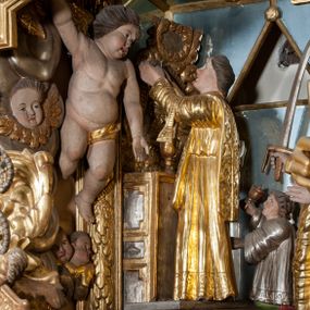 Zdjęcie nr 1: W głębokiej wnęce wyłożonej z trzech stron lustrami znajduje się grupa figuralna ze sceną zabójstwa św. Stanisława. Przed złoconym ołtarzem ustawionym na dwustopniowej podstawie figura św. Stanisława ukazana z lewego profilu w momencie podniesienia, z hostią w dłoniach. Święty jest ubrany w albę i ornat, z manipularzem na przedramieniu. U jego prawego boku, na najniższym stopniu klęczy ministrant ubrany w  komżę z uniesioną ręką, w której trzyma dzwonek. Za ich plecami figura króla Bolesława Szczodrego ustawiona na dwustopniowym postumencie, zwrócona w trzech czwartych w lewo, z uniesionym mieczem trzymanym w prawej ręce. Król jest ubrany w tunikę przewiązaną w pasie, płaszcz królewski i wysokie buty, na głowie ma koronę otwartą. Polichromia naturalistyczna w partiach ciała, szaty złocone i srebrzone.