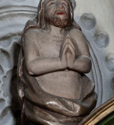 Zdjęcie nr 4: Figura ścięta z tyłu, stojąca na obłoku, ukazana frontalnie z głową zwróconą w lewą stronę, sylwetka esowato wygięta, ręce rozchylone na boki, w prawej trzyma pastorał. Twarz świętego owalna, pełna, oczy skierowane ku górze, usta lekko rozchylone, okolona krótkimi, falowanymi włosami, sięgającymi ramion. Marcin jest ubrany w szaty biskupie: albę, rokietę i mucet, na głowie ma infułę, na piersi zawieszony pektorał, na dłoniach rękawiczki. Ramiona okrywa kapa spięta na piersi, z rozwianą fałdą przy jego lewym boku. Obok świętego, po jego prawej, półpostać zwrócona w trzech czwartych w prawo, z rękoma złożonymi w geście modlitwy. Szaty postaci złocone, karnacja ciała w odcieniu jasnokremowym. 