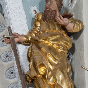 Zdjęcie nr 1: Rzeźba jest ścięta z tyłu, zwrócona frontalnie, z głową skierowaną w prawo, stojąca w kontrapoście, jej tułów odchylony jest lekko w tył, ręce ma rozłożone na boki. Święty w prawej wysuniętej w przód ręce trzyma miecz zwrócony ostrzem w dół, lewą podtrzymuje księgę. Twarz ma pociągłą, z wysokim czołem, dużymi oczami, prostym, dużym nosem i pełnymi ustami, okoloną długą brodą opadającą na pierś oraz krótkimi włosami. Postać ubrana jest w ściśle przylegającą do ciała suknię, przepasaną w talii oraz silnie drapowany płaszcz przewiązany w partii bioder. Partie anatomiczne polichromowane naturalistycznie, szaty złocone, miecz srebrzony.