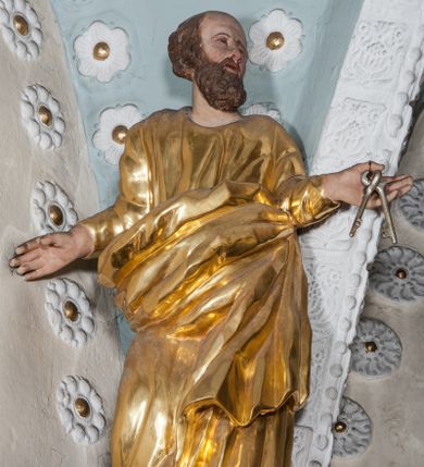 Zdjęcie nr 1: Rzeźba ścięta z tyłu, zwrócona frontalnie, z głową skierowaną w lewo, w kontrapoście, z rękoma rozłożonymi na boki, w lewej dłoni trzyma klucze. Twarz pociągła, o wysokim czole, dużych oczach, prostym nosie i rozchylonych ustach, okolona gęstą brodą i krótkimi włosami. Święty ubrany w suknię ściśle przylegającą do ciała, przewiązaną w pasie silnie drapowanym w grube fałdy płaszczem, ze zwisem tkaniny wzdłuż lewego boku. Polichromia naturalistyczna partii anatomicznych, szaty pozłacane, klucze posrebrzane.