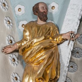 Zdjęcie nr 1: Rzeźba ścięta z tyłu, zwrócona frontalnie, z głową skierowaną w lewo, w kontrapoście, z rękoma rozłożonymi na boki, w lewej dłoni trzyma klucze. Twarz pociągła, o wysokim czole, dużych oczach, prostym nosie i rozchylonych ustach, okolona gęstą brodą i krótkimi włosami. Święty ubrany w suknię ściśle przylegającą do ciała, przewiązaną w pasie silnie drapowanym w grube fałdy płaszczem, ze zwisem tkaniny wzdłuż lewego boku. Polichromia naturalistyczna partii anatomicznych, szaty pozłacane, klucze posrebrzane.