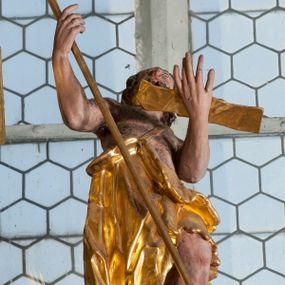 Zdjęcie nr 1: Rzeźba stoi na podstawie w formie obłoku, zwrócona jest frontalnie, z tułowiem silnie odchylonym w tył i lewą nogą wspartą na obłoku. Święty ma obie ręce uniesione w górę, w prawej trzyma laskę zakończoną krzyżem, a na lewej dłoni ma rozpostarty pergamin. Jego twarz jest pociągła, z szeroko otwartymi oczami skierowanymi w górę, okolona brodą i krótkimi włosami. Święty ubrany jest w melotę (płaszcz ze skóry wielbłądziej) zawieszoną na pasku na lewym ramieniu, opadającą na prawy bok i tył postaci, odsłaniając klatkę piersiową. Polichromia naturalistyczna w partii ciała, szaty i atrybuty pozłocone. 