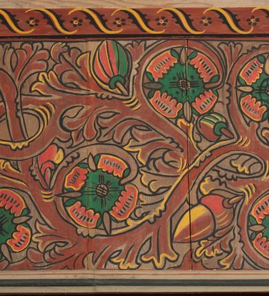 Zdjęcie nr 16: Polichromia pokrywa praktycznie całe wnętrze kościoła wraz z przedsionkiem. Przy wejściu, na stropie pod wieżą znajduje się polichromia patronowa. Jest wielobrawna, z motywami architektonicznymi, geometrycznymi, roślinno-kwiatowymi i figuralnymi – jeleniami, parami gołąbków, orłami, smokami. Wśród nich postać jeźdźca z kopią i grupa ludzi udających się na polowanie, poniżej których napis „Odbudowę kościoła, urządzenie wnętrza i rekonstrukcję dokonano staraniem Ks(iędza) Andrzeja Braszki / w czasie od lipca 1932 do grudnia r(oku) (19)39. / Pracę rozpoczął Władysław Cichoń + Skończył Adam Stalony-Dobrzański z Eugeniuszem Pisarkiem”. W polichromii przedsionka przeważają kolory  biały, czerwony, zielony, niebieski, żółty i czarny. Ponad wejściem do nawy napis  „ZACZNIJCIE / WARGI NASZE / CHWALIĆ PANNĘ / ŚWIĘTĄ / ZACZNIJCIE OPOWIADAĆ / CZEŚĆ JEJ NIEPOJĘTĄ”  i po drugieh stronie „PRZYBĄDŹ NAM. MIŁOŚCIWA PANI / KU POMOCY / A WYBAW NAS / Z RĄK POTĘŻNYCH / NIEPRZYJACIÓŁ MOCY”. Poniżej „CHWAŁA OJCU I SYNOWI JEGO PRZEDWIECZNEMU”.
W prezbiterium na ścianie i na suficie imitacja kasetonów z rozetami z przewagą koloru zielonego uzupełnionego czerwonym na ścianie i czarnym oraz bladożółtym na stropie. W centrum sufitu postać Matki Boskiej z Dzieciątkiem na lewym ramieniu, za którymi dwaj aniołowie skłaniający głowy. Maria ma poważną twarz o delikatnych rysach, ciemne oczy i wąski nos, na głowie otwartą koronę, wokół niej nimb. Jest ubrana w jasną sukienkę i intensywnie niebieski płaszcz. Dzieciątko prawą ręką błogosławi, lewą trzyma rękę Marii. Ma owalną, delikatną twarz, a na sobie jasną tunikę i zamkniętą koronę. 
W nawie, pośród takich samych kasetonów jak w prezbiterium, na sklepieniu wyobrażenie św. Michała Archanioła zabijającego szatana. Ponad nim postać anioła splatającego dłonie pod brodą. Archanioł spogląda pod stopy, w prawej ręce trzyma skierowany ostrzem w stronę potwora miecz, lewą ma opuszczoną do boku. Ma na sobie zieloną tunikę przewiązaną szerokim, góralskim pasem i czerwony płaszcz. Jasne postrzępione plamy ponad jego plecami sugerują skrzydła. Anioł powyżej jest ubrany w czerwoną sukienkę, nad nim płynnie uchodzą w górę ulistnione linie. Na ścianach nawy, pod linią stropu, rząd klęczących aniołów między kwitnącymi kwiatami. Każdy jest ubrany w zielonożółtą sukienkę i sandały, ma włosy do ramion i złoty nimb. Skrzydła z różnie ułożonych piór są wielobarwne. Anioły klęczą na linii ornamentu, ściana poniżej jest jasnoniebieska, z napisem powyżej opisanych przedstawień. 
Na skośnych fragmentach stropu imitacja drobniejszych kasetonów o falistym zarysie, wypełnionych krzyżami równoramiennymi. Wszystkie ciemnożółte, większość na czarnym tle, niektóre na tle zielonym tworzą kształt rombów. Na krawędzi motywy geometryczne, które mogą sugerować płonące serca. 
Na parapecie chóru fragmenty dawnej polichromii o motywach liściasto-wiciowych z rozwiniętymi kwiatami i motywem żołędzia. Między nimi ludzka głowa. Malowidło utrzymane w dominującym kolorze brązu, z elementami zielonymi i czerwonymi. 
