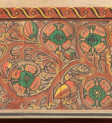 Zdjęcie nr 14: Polichromia pokrywa praktycznie całe wnętrze kościoła wraz z przedsionkiem. Przy wejściu, na stropie pod wieżą znajduje się polichromia patronowa. Jest wielobrawna, z motywami architektonicznymi, geometrycznymi, roślinno-kwiatowymi i figuralnymi – jeleniami, parami gołąbków, orłami, smokami. Wśród nich postać jeźdźca z kopią i grupa ludzi udających się na polowanie, poniżej których napis „Odbudowę kościoła, urządzenie wnętrza i rekonstrukcję dokonano staraniem Ks(iędza) Andrzeja Braszki / w czasie od lipca 1932 do grudnia r(oku) (19)39. / Pracę rozpoczął Władysław Cichoń + Skończył Adam Stalony-Dobrzański z Eugeniuszem Pisarkiem”. W polichromii przedsionka przeważają kolory  biały, czerwony, zielony, niebieski, żółty i czarny. Ponad wejściem do nawy napis  „ZACZNIJCIE / WARGI NASZE / CHWALIĆ PANNĘ / ŚWIĘTĄ / ZACZNIJCIE OPOWIADAĆ / CZEŚĆ JEJ NIEPOJĘTĄ”  i po drugieh stronie „PRZYBĄDŹ NAM. MIŁOŚCIWA PANI / KU POMOCY / A WYBAW NAS / Z RĄK POTĘŻNYCH / NIEPRZYJACIÓŁ MOCY”. Poniżej „CHWAŁA OJCU I SYNOWI JEGO PRZEDWIECZNEMU”.
W prezbiterium na ścianie i na suficie imitacja kasetonów z rozetami z przewagą koloru zielonego uzupełnionego czerwonym na ścianie i czarnym oraz bladożółtym na stropie. W centrum sufitu postać Matki Boskiej z Dzieciątkiem na lewym ramieniu, za którymi dwaj aniołowie skłaniający głowy. Maria ma poważną twarz o delikatnych rysach, ciemne oczy i wąski nos, na głowie otwartą koronę, wokół niej nimb. Jest ubrana w jasną sukienkę i intensywnie niebieski płaszcz. Dzieciątko prawą ręką błogosławi, lewą trzyma rękę Marii. Ma owalną, delikatną twarz, a na sobie jasną tunikę i zamkniętą koronę. 
W nawie, pośród takich samych kasetonów jak w prezbiterium, na sklepieniu wyobrażenie św. Michała Archanioła zabijającego szatana. Ponad nim postać anioła splatającego dłonie pod brodą. Archanioł spogląda pod stopy, w prawej ręce trzyma skierowany ostrzem w stronę potwora miecz, lewą ma opuszczoną do boku. Ma na sobie zieloną tunikę przewiązaną szerokim, góralskim pasem i czerwony płaszcz. Jasne postrzępione plamy ponad jego plecami sugerują skrzydła. Anioł powyżej jest ubrany w czerwoną sukienkę, nad nim płynnie uchodzą w górę ulistnione linie. Na ścianach nawy, pod linią stropu, rząd klęczących aniołów między kwitnącymi kwiatami. Każdy jest ubrany w zielonożółtą sukienkę i sandały, ma włosy do ramion i złoty nimb. Skrzydła z różnie ułożonych piór są wielobarwne. Anioły klęczą na linii ornamentu, ściana poniżej jest jasnoniebieska, z napisem powyżej opisanych przedstawień. 
Na skośnych fragmentach stropu imitacja drobniejszych kasetonów o falistym zarysie, wypełnionych krzyżami równoramiennymi. Wszystkie ciemnożółte, większość na czarnym tle, niektóre na tle zielonym tworzą kształt rombów. Na krawędzi motywy geometryczne, które mogą sugerować płonące serca. 
Na parapecie chóru fragmenty dawnej polichromii o motywach liściasto-wiciowych z rozwiniętymi kwiatami i motywem żołędzia. Między nimi ludzka głowa. Malowidło utrzymane w dominującym kolorze brązu, z elementami zielonymi i czerwonymi. 
