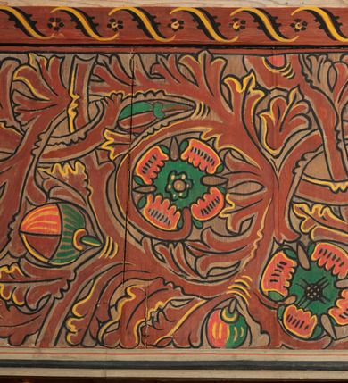 Zdjęcie nr 15: Polichromia pokrywa praktycznie całe wnętrze kościoła wraz z przedsionkiem. Przy wejściu, na stropie pod wieżą znajduje się polichromia patronowa. Jest wielobrawna, z motywami architektonicznymi, geometrycznymi, roślinno-kwiatowymi i figuralnymi – jeleniami, parami gołąbków, orłami, smokami. Wśród nich postać jeźdźca z kopią i grupa ludzi udających się na polowanie, poniżej których napis „Odbudowę kościoła, urządzenie wnętrza i rekonstrukcję dokonano staraniem Ks(iędza) Andrzeja Braszki / w czasie od lipca 1932 do grudnia r(oku) (19)39. / Pracę rozpoczął Władysław Cichoń + Skończył Adam Stalony-Dobrzański z Eugeniuszem Pisarkiem”. W polichromii przedsionka przeważają kolory  biały, czerwony, zielony, niebieski, żółty i czarny. Ponad wejściem do nawy napis  „ZACZNIJCIE / WARGI NASZE / CHWALIĆ PANNĘ / ŚWIĘTĄ / ZACZNIJCIE OPOWIADAĆ / CZEŚĆ JEJ NIEPOJĘTĄ”  i po drugieh stronie „PRZYBĄDŹ NAM. MIŁOŚCIWA PANI / KU POMOCY / A WYBAW NAS / Z RĄK POTĘŻNYCH / NIEPRZYJACIÓŁ MOCY”. Poniżej „CHWAŁA OJCU I SYNOWI JEGO PRZEDWIECZNEMU”.
W prezbiterium na ścianie i na suficie imitacja kasetonów z rozetami z przewagą koloru zielonego uzupełnionego czerwonym na ścianie i czarnym oraz bladożółtym na stropie. W centrum sufitu postać Matki Boskiej z Dzieciątkiem na lewym ramieniu, za którymi dwaj aniołowie skłaniający głowy. Maria ma poważną twarz o delikatnych rysach, ciemne oczy i wąski nos, na głowie otwartą koronę, wokół niej nimb. Jest ubrana w jasną sukienkę i intensywnie niebieski płaszcz. Dzieciątko prawą ręką błogosławi, lewą trzyma rękę Marii. Ma owalną, delikatną twarz, a na sobie jasną tunikę i zamkniętą koronę. 
W nawie, pośród takich samych kasetonów jak w prezbiterium, na sklepieniu wyobrażenie św. Michała Archanioła zabijającego szatana. Ponad nim postać anioła splatającego dłonie pod brodą. Archanioł spogląda pod stopy, w prawej ręce trzyma skierowany ostrzem w stronę potwora miecz, lewą ma opuszczoną do boku. Ma na sobie zieloną tunikę przewiązaną szerokim, góralskim pasem i czerwony płaszcz. Jasne postrzępione plamy ponad jego plecami sugerują skrzydła. Anioł powyżej jest ubrany w czerwoną sukienkę, nad nim płynnie uchodzą w górę ulistnione linie. Na ścianach nawy, pod linią stropu, rząd klęczących aniołów między kwitnącymi kwiatami. Każdy jest ubrany w zielonożółtą sukienkę i sandały, ma włosy do ramion i złoty nimb. Skrzydła z różnie ułożonych piór są wielobarwne. Anioły klęczą na linii ornamentu, ściana poniżej jest jasnoniebieska, z napisem powyżej opisanych przedstawień. 
Na skośnych fragmentach stropu imitacja drobniejszych kasetonów o falistym zarysie, wypełnionych krzyżami równoramiennymi. Wszystkie ciemnożółte, większość na czarnym tle, niektóre na tle zielonym tworzą kształt rombów. Na krawędzi motywy geometryczne, które mogą sugerować płonące serca. 
Na parapecie chóru fragmenty dawnej polichromii o motywach liściasto-wiciowych z rozwiniętymi kwiatami i motywem żołędzia. Między nimi ludzka głowa. Malowidło utrzymane w dominującym kolorze brązu, z elementami zielonymi i czerwonymi. 
