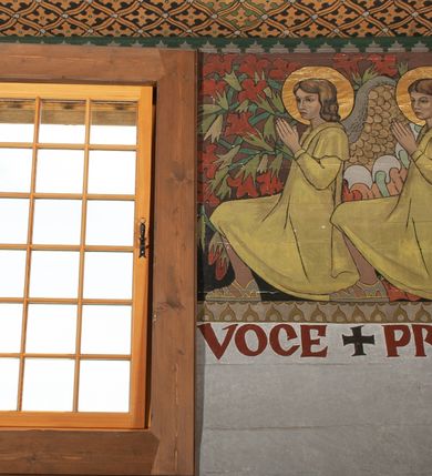 Zdjęcie nr 3: Polichromia pokrywa praktycznie całe wnętrze kościoła wraz z przedsionkiem. Przy wejściu, na stropie pod wieżą znajduje się polichromia patronowa. Jest wielobrawna, z motywami architektonicznymi, geometrycznymi, roślinno-kwiatowymi i figuralnymi – jeleniami, parami gołąbków, orłami, smokami. Wśród nich postać jeźdźca z kopią i grupa ludzi udających się na polowanie, poniżej których napis „Odbudowę kościoła, urządzenie wnętrza i rekonstrukcję dokonano staraniem Ks(iędza) Andrzeja Braszki / w czasie od lipca 1932 do grudnia r(oku) (19)39. / Pracę rozpoczął Władysław Cichoń + Skończył Adam Stalony-Dobrzański z Eugeniuszem Pisarkiem”. W polichromii przedsionka przeważają kolory  biały, czerwony, zielony, niebieski, żółty i czarny. Ponad wejściem do nawy napis  „ZACZNIJCIE / WARGI NASZE / CHWALIĆ PANNĘ / ŚWIĘTĄ / ZACZNIJCIE OPOWIADAĆ / CZEŚĆ JEJ NIEPOJĘTĄ”  i po drugieh stronie „PRZYBĄDŹ NAM. MIŁOŚCIWA PANI / KU POMOCY / A WYBAW NAS / Z RĄK POTĘŻNYCH / NIEPRZYJACIÓŁ MOCY”. Poniżej „CHWAŁA OJCU I SYNOWI JEGO PRZEDWIECZNEMU”.
W prezbiterium na ścianie i na suficie imitacja kasetonów z rozetami z przewagą koloru zielonego uzupełnionego czerwonym na ścianie i czarnym oraz bladożółtym na stropie. W centrum sufitu postać Matki Boskiej z Dzieciątkiem na lewym ramieniu, za którymi dwaj aniołowie skłaniający głowy. Maria ma poważną twarz o delikatnych rysach, ciemne oczy i wąski nos, na głowie otwartą koronę, wokół niej nimb. Jest ubrana w jasną sukienkę i intensywnie niebieski płaszcz. Dzieciątko prawą ręką błogosławi, lewą trzyma rękę Marii. Ma owalną, delikatną twarz, a na sobie jasną tunikę i zamkniętą koronę. 
W nawie, pośród takich samych kasetonów jak w prezbiterium, na sklepieniu wyobrażenie św. Michała Archanioła zabijającego szatana. Ponad nim postać anioła splatającego dłonie pod brodą. Archanioł spogląda pod stopy, w prawej ręce trzyma skierowany ostrzem w stronę potwora miecz, lewą ma opuszczoną do boku. Ma na sobie zieloną tunikę przewiązaną szerokim, góralskim pasem i czerwony płaszcz. Jasne postrzępione plamy ponad jego plecami sugerują skrzydła. Anioł powyżej jest ubrany w czerwoną sukienkę, nad nim płynnie uchodzą w górę ulistnione linie. Na ścianach nawy, pod linią stropu, rząd klęczących aniołów między kwitnącymi kwiatami. Każdy jest ubrany w zielonożółtą sukienkę i sandały, ma włosy do ramion i złoty nimb. Skrzydła z różnie ułożonych piór są wielobarwne. Anioły klęczą na linii ornamentu, ściana poniżej jest jasnoniebieska, z napisem powyżej opisanych przedstawień. 
Na skośnych fragmentach stropu imitacja drobniejszych kasetonów o falistym zarysie, wypełnionych krzyżami równoramiennymi. Wszystkie ciemnożółte, większość na czarnym tle, niektóre na tle zielonym tworzą kształt rombów. Na krawędzi motywy geometryczne, które mogą sugerować płonące serca. 
Na parapecie chóru fragmenty dawnej polichromii o motywach liściasto-wiciowych z rozwiniętymi kwiatami i motywem żołędzia. Między nimi ludzka głowa. Malowidło utrzymane w dominującym kolorze brązu, z elementami zielonymi i czerwonymi. 
