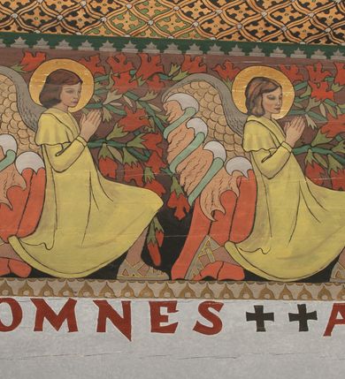 Zdjęcie nr 4: Polichromia pokrywa praktycznie całe wnętrze kościoła wraz z przedsionkiem. Przy wejściu, na stropie pod wieżą znajduje się polichromia patronowa. Jest wielobrawna, z motywami architektonicznymi, geometrycznymi, roślinno-kwiatowymi i figuralnymi – jeleniami, parami gołąbków, orłami, smokami. Wśród nich postać jeźdźca z kopią i grupa ludzi udających się na polowanie, poniżej których napis „Odbudowę kościoła, urządzenie wnętrza i rekonstrukcję dokonano staraniem Ks(iędza) Andrzeja Braszki / w czasie od lipca 1932 do grudnia r(oku) (19)39. / Pracę rozpoczął Władysław Cichoń + Skończył Adam Stalony-Dobrzański z Eugeniuszem Pisarkiem”. W polichromii przedsionka przeważają kolory  biały, czerwony, zielony, niebieski, żółty i czarny. Ponad wejściem do nawy napis  „ZACZNIJCIE / WARGI NASZE / CHWALIĆ PANNĘ / ŚWIĘTĄ / ZACZNIJCIE OPOWIADAĆ / CZEŚĆ JEJ NIEPOJĘTĄ”  i po drugieh stronie „PRZYBĄDŹ NAM. MIŁOŚCIWA PANI / KU POMOCY / A WYBAW NAS / Z RĄK POTĘŻNYCH / NIEPRZYJACIÓŁ MOCY”. Poniżej „CHWAŁA OJCU I SYNOWI JEGO PRZEDWIECZNEMU”.
W prezbiterium na ścianie i na suficie imitacja kasetonów z rozetami z przewagą koloru zielonego uzupełnionego czerwonym na ścianie i czarnym oraz bladożółtym na stropie. W centrum sufitu postać Matki Boskiej z Dzieciątkiem na lewym ramieniu, za którymi dwaj aniołowie skłaniający głowy. Maria ma poważną twarz o delikatnych rysach, ciemne oczy i wąski nos, na głowie otwartą koronę, wokół niej nimb. Jest ubrana w jasną sukienkę i intensywnie niebieski płaszcz. Dzieciątko prawą ręką błogosławi, lewą trzyma rękę Marii. Ma owalną, delikatną twarz, a na sobie jasną tunikę i zamkniętą koronę. 
W nawie, pośród takich samych kasetonów jak w prezbiterium, na sklepieniu wyobrażenie św. Michała Archanioła zabijającego szatana. Ponad nim postać anioła splatającego dłonie pod brodą. Archanioł spogląda pod stopy, w prawej ręce trzyma skierowany ostrzem w stronę potwora miecz, lewą ma opuszczoną do boku. Ma na sobie zieloną tunikę przewiązaną szerokim, góralskim pasem i czerwony płaszcz. Jasne postrzępione plamy ponad jego plecami sugerują skrzydła. Anioł powyżej jest ubrany w czerwoną sukienkę, nad nim płynnie uchodzą w górę ulistnione linie. Na ścianach nawy, pod linią stropu, rząd klęczących aniołów między kwitnącymi kwiatami. Każdy jest ubrany w zielonożółtą sukienkę i sandały, ma włosy do ramion i złoty nimb. Skrzydła z różnie ułożonych piór są wielobarwne. Anioły klęczą na linii ornamentu, ściana poniżej jest jasnoniebieska, z napisem powyżej opisanych przedstawień. 
Na skośnych fragmentach stropu imitacja drobniejszych kasetonów o falistym zarysie, wypełnionych krzyżami równoramiennymi. Wszystkie ciemnożółte, większość na czarnym tle, niektóre na tle zielonym tworzą kształt rombów. Na krawędzi motywy geometryczne, które mogą sugerować płonące serca. 
Na parapecie chóru fragmenty dawnej polichromii o motywach liściasto-wiciowych z rozwiniętymi kwiatami i motywem żołędzia. Między nimi ludzka głowa. Malowidło utrzymane w dominującym kolorze brązu, z elementami zielonymi i czerwonymi. 
