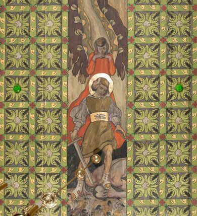 Zdjęcie nr 9: Polichromia pokrywa praktycznie całe wnętrze kościoła wraz z przedsionkiem. Przy wejściu, na stropie pod wieżą znajduje się polichromia patronowa. Jest wielobrawna, z motywami architektonicznymi, geometrycznymi, roślinno-kwiatowymi i figuralnymi – jeleniami, parami gołąbków, orłami, smokami. Wśród nich postać jeźdźca z kopią i grupa ludzi udających się na polowanie, poniżej których napis „Odbudowę kościoła, urządzenie wnętrza i rekonstrukcję dokonano staraniem Ks(iędza) Andrzeja Braszki / w czasie od lipca 1932 do grudnia r(oku) (19)39. / Pracę rozpoczął Władysław Cichoń + Skończył Adam Stalony-Dobrzański z Eugeniuszem Pisarkiem”. W polichromii przedsionka przeważają kolory  biały, czerwony, zielony, niebieski, żółty i czarny. Ponad wejściem do nawy napis  „ZACZNIJCIE / WARGI NASZE / CHWALIĆ PANNĘ / ŚWIĘTĄ / ZACZNIJCIE OPOWIADAĆ / CZEŚĆ JEJ NIEPOJĘTĄ”  i po drugieh stronie „PRZYBĄDŹ NAM. MIŁOŚCIWA PANI / KU POMOCY / A WYBAW NAS / Z RĄK POTĘŻNYCH / NIEPRZYJACIÓŁ MOCY”. Poniżej „CHWAŁA OJCU I SYNOWI JEGO PRZEDWIECZNEMU”.
W prezbiterium na ścianie i na suficie imitacja kasetonów z rozetami z przewagą koloru zielonego uzupełnionego czerwonym na ścianie i czarnym oraz bladożółtym na stropie. W centrum sufitu postać Matki Boskiej z Dzieciątkiem na lewym ramieniu, za którymi dwaj aniołowie skłaniający głowy. Maria ma poważną twarz o delikatnych rysach, ciemne oczy i wąski nos, na głowie otwartą koronę, wokół niej nimb. Jest ubrana w jasną sukienkę i intensywnie niebieski płaszcz. Dzieciątko prawą ręką błogosławi, lewą trzyma rękę Marii. Ma owalną, delikatną twarz, a na sobie jasną tunikę i zamkniętą koronę. 
W nawie, pośród takich samych kasetonów jak w prezbiterium, na sklepieniu wyobrażenie św. Michała Archanioła zabijającego szatana. Ponad nim postać anioła splatającego dłonie pod brodą. Archanioł spogląda pod stopy, w prawej ręce trzyma skierowany ostrzem w stronę potwora miecz, lewą ma opuszczoną do boku. Ma na sobie zieloną tunikę przewiązaną szerokim, góralskim pasem i czerwony płaszcz. Jasne postrzępione plamy ponad jego plecami sugerują skrzydła. Anioł powyżej jest ubrany w czerwoną sukienkę, nad nim płynnie uchodzą w górę ulistnione linie. Na ścianach nawy, pod linią stropu, rząd klęczących aniołów między kwitnącymi kwiatami. Każdy jest ubrany w zielonożółtą sukienkę i sandały, ma włosy do ramion i złoty nimb. Skrzydła z różnie ułożonych piór są wielobarwne. Anioły klęczą na linii ornamentu, ściana poniżej jest jasnoniebieska, z napisem powyżej opisanych przedstawień. 
Na skośnych fragmentach stropu imitacja drobniejszych kasetonów o falistym zarysie, wypełnionych krzyżami równoramiennymi. Wszystkie ciemnożółte, większość na czarnym tle, niektóre na tle zielonym tworzą kształt rombów. Na krawędzi motywy geometryczne, które mogą sugerować płonące serca. 
Na parapecie chóru fragmenty dawnej polichromii o motywach liściasto-wiciowych z rozwiniętymi kwiatami i motywem żołędzia. Między nimi ludzka głowa. Malowidło utrzymane w dominującym kolorze brązu, z elementami zielonymi i czerwonymi. 
