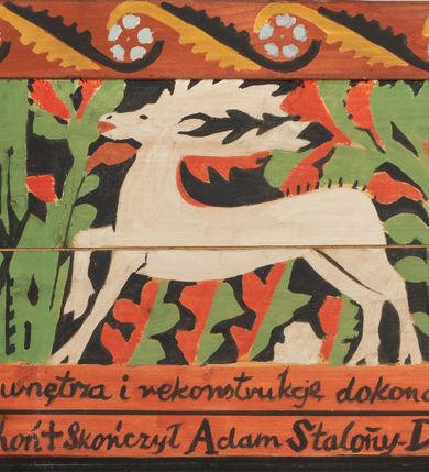 Zdjęcie nr 8: Polichromia pokrywa praktycznie całe wnętrze kościoła wraz z przedsionkiem. Przy wejściu, na stropie pod wieżą znajduje się polichromia patronowa. Jest wielobrawna, z motywami architektonicznymi, geometrycznymi, roślinno-kwiatowymi i figuralnymi – jeleniami, parami gołąbków, orłami, smokami. Wśród nich postać jeźdźca z kopią i grupa ludzi udających się na polowanie, poniżej których napis „Odbudowę kościoła, urządzenie wnętrza i rekonstrukcję dokonano staraniem Ks(iędza) Andrzeja Braszki / w czasie od lipca 1932 do grudnia r(oku) (19)39. / Pracę rozpoczął Władysław Cichoń + Skończył Adam Stalony-Dobrzański z Eugeniuszem Pisarkiem”. W polichromii przedsionka przeważają kolory  biały, czerwony, zielony, niebieski, żółty i czarny. Ponad wejściem do nawy napis  „ZACZNIJCIE / WARGI NASZE / CHWALIĆ PANNĘ / ŚWIĘTĄ / ZACZNIJCIE OPOWIADAĆ / CZEŚĆ JEJ NIEPOJĘTĄ”  i po drugieh stronie „PRZYBĄDŹ NAM. MIŁOŚCIWA PANI / KU POMOCY / A WYBAW NAS / Z RĄK POTĘŻNYCH / NIEPRZYJACIÓŁ MOCY”. Poniżej „CHWAŁA OJCU I SYNOWI JEGO PRZEDWIECZNEMU”.
W prezbiterium na ścianie i na suficie imitacja kasetonów z rozetami z przewagą koloru zielonego uzupełnionego czerwonym na ścianie i czarnym oraz bladożółtym na stropie. W centrum sufitu postać Matki Boskiej z Dzieciątkiem na lewym ramieniu, za którymi dwaj aniołowie skłaniający głowy. Maria ma poważną twarz o delikatnych rysach, ciemne oczy i wąski nos, na głowie otwartą koronę, wokół niej nimb. Jest ubrana w jasną sukienkę i intensywnie niebieski płaszcz. Dzieciątko prawą ręką błogosławi, lewą trzyma rękę Marii. Ma owalną, delikatną twarz, a na sobie jasną tunikę i zamkniętą koronę. 
W nawie, pośród takich samych kasetonów jak w prezbiterium, na sklepieniu wyobrażenie św. Michała Archanioła zabijającego szatana. Ponad nim postać anioła splatającego dłonie pod brodą. Archanioł spogląda pod stopy, w prawej ręce trzyma skierowany ostrzem w stronę potwora miecz, lewą ma opuszczoną do boku. Ma na sobie zieloną tunikę przewiązaną szerokim, góralskim pasem i czerwony płaszcz. Jasne postrzępione plamy ponad jego plecami sugerują skrzydła. Anioł powyżej jest ubrany w czerwoną sukienkę, nad nim płynnie uchodzą w górę ulistnione linie. Na ścianach nawy, pod linią stropu, rząd klęczących aniołów między kwitnącymi kwiatami. Każdy jest ubrany w zielonożółtą sukienkę i sandały, ma włosy do ramion i złoty nimb. Skrzydła z różnie ułożonych piór są wielobarwne. Anioły klęczą na linii ornamentu, ściana poniżej jest jasnoniebieska, z napisem powyżej opisanych przedstawień. 
Na skośnych fragmentach stropu imitacja drobniejszych kasetonów o falistym zarysie, wypełnionych krzyżami równoramiennymi. Wszystkie ciemnożółte, większość na czarnym tle, niektóre na tle zielonym tworzą kształt rombów. Na krawędzi motywy geometryczne, które mogą sugerować płonące serca. 
Na parapecie chóru fragmenty dawnej polichromii o motywach liściasto-wiciowych z rozwiniętymi kwiatami i motywem żołędzia. Między nimi ludzka głowa. Malowidło utrzymane w dominującym kolorze brązu, z elementami zielonymi i czerwonymi. 
