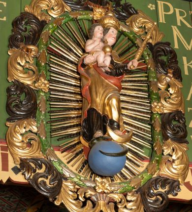 Zdjęcie nr 7: Polichromia pokrywa praktycznie całe wnętrze kościoła wraz z przedsionkiem. Przy wejściu, na stropie pod wieżą znajduje się polichromia patronowa. Jest wielobrawna, z motywami architektonicznymi, geometrycznymi, roślinno-kwiatowymi i figuralnymi – jeleniami, parami gołąbków, orłami, smokami. Wśród nich postać jeźdźca z kopią i grupa ludzi udających się na polowanie, poniżej których napis „Odbudowę kościoła, urządzenie wnętrza i rekonstrukcję dokonano staraniem Ks(iędza) Andrzeja Braszki / w czasie od lipca 1932 do grudnia r(oku) (19)39. / Pracę rozpoczął Władysław Cichoń + Skończył Adam Stalony-Dobrzański z Eugeniuszem Pisarkiem”. W polichromii przedsionka przeważają kolory  biały, czerwony, zielony, niebieski, żółty i czarny. Ponad wejściem do nawy napis  „ZACZNIJCIE / WARGI NASZE / CHWALIĆ PANNĘ / ŚWIĘTĄ / ZACZNIJCIE OPOWIADAĆ / CZEŚĆ JEJ NIEPOJĘTĄ”  i po drugieh stronie „PRZYBĄDŹ NAM. MIŁOŚCIWA PANI / KU POMOCY / A WYBAW NAS / Z RĄK POTĘŻNYCH / NIEPRZYJACIÓŁ MOCY”. Poniżej „CHWAŁA OJCU I SYNOWI JEGO PRZEDWIECZNEMU”.
W prezbiterium na ścianie i na suficie imitacja kasetonów z rozetami z przewagą koloru zielonego uzupełnionego czerwonym na ścianie i czarnym oraz bladożółtym na stropie. W centrum sufitu postać Matki Boskiej z Dzieciątkiem na lewym ramieniu, za którymi dwaj aniołowie skłaniający głowy. Maria ma poważną twarz o delikatnych rysach, ciemne oczy i wąski nos, na głowie otwartą koronę, wokół niej nimb. Jest ubrana w jasną sukienkę i intensywnie niebieski płaszcz. Dzieciątko prawą ręką błogosławi, lewą trzyma rękę Marii. Ma owalną, delikatną twarz, a na sobie jasną tunikę i zamkniętą koronę. 
W nawie, pośród takich samych kasetonów jak w prezbiterium, na sklepieniu wyobrażenie św. Michała Archanioła zabijającego szatana. Ponad nim postać anioła splatającego dłonie pod brodą. Archanioł spogląda pod stopy, w prawej ręce trzyma skierowany ostrzem w stronę potwora miecz, lewą ma opuszczoną do boku. Ma na sobie zieloną tunikę przewiązaną szerokim, góralskim pasem i czerwony płaszcz. Jasne postrzępione plamy ponad jego plecami sugerują skrzydła. Anioł powyżej jest ubrany w czerwoną sukienkę, nad nim płynnie uchodzą w górę ulistnione linie. Na ścianach nawy, pod linią stropu, rząd klęczących aniołów między kwitnącymi kwiatami. Każdy jest ubrany w zielonożółtą sukienkę i sandały, ma włosy do ramion i złoty nimb. Skrzydła z różnie ułożonych piór są wielobarwne. Anioły klęczą na linii ornamentu, ściana poniżej jest jasnoniebieska, z napisem powyżej opisanych przedstawień. 
Na skośnych fragmentach stropu imitacja drobniejszych kasetonów o falistym zarysie, wypełnionych krzyżami równoramiennymi. Wszystkie ciemnożółte, większość na czarnym tle, niektóre na tle zielonym tworzą kształt rombów. Na krawędzi motywy geometryczne, które mogą sugerować płonące serca. 
Na parapecie chóru fragmenty dawnej polichromii o motywach liściasto-wiciowych z rozwiniętymi kwiatami i motywem żołędzia. Między nimi ludzka głowa. Malowidło utrzymane w dominującym kolorze brązu, z elementami zielonymi i czerwonymi. 
