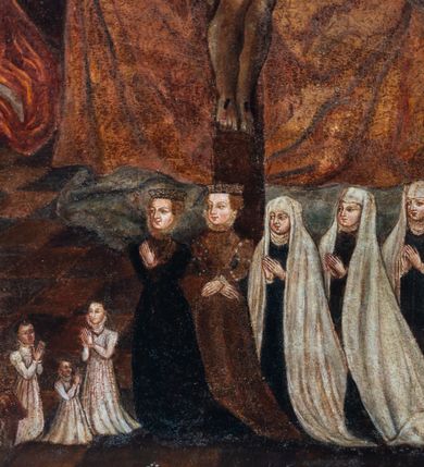 Zdjęcie nr 7: Obraz w formie stojącego prostokąta z wyodrębnionym w górnej części łukiem półkolistym, w którego przyłuczach znajduje się ryta w zaprawie i złocona wić roślinna. W centrum przedstawienia tronujący Bóg Ojciec, który obiema rękami trzyma ramiona krzyża, do którego przybity jest Chrystus. Na krawędzi poziomej belki siedzi gołębica Ducha Świętego. Bóg ukazany frontalnie, z głową przechyloną na prawe ramię. Twarz ma pociągłą, o starczych rysach, okrągłych oczach, dużym nosie i pełnych ustach; okoloną długą, siwą brodą i włosami opadającymi na ramiona. Na głowie ma tiarę, a wokół niej nimb zamknięty. Ubrany jest w jasnoniebieską, luźną tunikę oraz jasnobrązowy płaszcz zarzucony na ramiona i nogi. Chrystus o znacznie mniejszych rozmiarach, przybity jest do krzyża czterema gwoździami. Jego ciało jest w lekkim zwisie, o szeroko rozłożonych ramionach, głowa opada na prawy bark. Twarz ma pociągłą, o zamkniętych oczach, okoloną krótką brodą i włosami sięgającymi ramion. Na głowie ma koronę cierniową, a wokół niej nimb zamknięty. Ciało ma szczupłe i muskularne. Przez biodra przewiązane krótkie, białe perizonium. Postać Boga Ojca flankują dwa anioły zwrócone na zewnątrz, z głowami skierowanymi do środka oraz rękami złożonymi w geście modlitwy. Anioł po jego prawej stronie trzyma berło, ubrany jest w jasną tunikę i czerwony płaszcz. Anioł po jego lewej trzyma włócznię i ubrany jest w niebieską tunikę. W tle widoczne oparcie tronu. Scena ujęta u góry podwiązaną po bokach ciemną draperią. W dolnej części obrazu na szachownicowej posadzce ukazana niewielkich rozmiarów rodzina fundatorki obrazu. W prawej dolnej części obrazu przedstawiono sześć klęczących kobiet, zwróconych w swoją prawą stronę, z dłońmi złożonymi w geście modlitwy, jedna z nich z opuszczonymi, skrzyżowanymi dłońmi. Cztery spośród nich to mężatki ubrane w czarne suknie, białe rańtuchy z podwikami, przed ostatnią znajduje się tarcza z godłem herbu Leliwa. Dwie pozostałe ukazane w strojach niezamężnych panien, w bogato zdobionych sukniach z szerokimi rękawami i kryzami, z toczenicami na głowach. Przed kobietami klęczy trójka dzieci z dłońmi złożonymi w geście modlitwy. Dzieci ukazane w różnym wieku, ubrane są w białe suknie z kryzami wokół szyi. W lewej części obrazu klęczy zwrócony w swoją lewą stronę mężczyzna, z dłońmi złożonymi w geście modlitwy ubrany w czarną szubę. Przed nim tarcza z godłem herbu Trąby.



