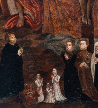 Zdjęcie nr 9: Obraz w formie stojącego prostokąta z wyodrębnionym w górnej części łukiem półkolistym, w którego przyłuczach znajduje się ryta w zaprawie i złocona wić roślinna. W centrum przedstawienia tronujący Bóg Ojciec, który obiema rękami trzyma ramiona krzyża, do którego przybity jest Chrystus. Na krawędzi poziomej belki siedzi gołębica Ducha Świętego. Bóg ukazany frontalnie, z głową przechyloną na prawe ramię. Twarz ma pociągłą, o starczych rysach, okrągłych oczach, dużym nosie i pełnych ustach; okoloną długą, siwą brodą i włosami opadającymi na ramiona. Na głowie ma tiarę, a wokół niej nimb zamknięty. Ubrany jest w jasnoniebieską, luźną tunikę oraz jasnobrązowy płaszcz zarzucony na ramiona i nogi. Chrystus o znacznie mniejszych rozmiarach, przybity jest do krzyża czterema gwoździami. Jego ciało jest w lekkim zwisie, o szeroko rozłożonych ramionach, głowa opada na prawy bark. Twarz ma pociągłą, o zamkniętych oczach, okoloną krótką brodą i włosami sięgającymi ramion. Na głowie ma koronę cierniową, a wokół niej nimb zamknięty. Ciało ma szczupłe i muskularne. Przez biodra przewiązane krótkie, białe perizonium. Postać Boga Ojca flankują dwa anioły zwrócone na zewnątrz, z głowami skierowanymi do środka oraz rękami złożonymi w geście modlitwy. Anioł po jego prawej stronie trzyma berło, ubrany jest w jasną tunikę i czerwony płaszcz. Anioł po jego lewej trzyma włócznię i ubrany jest w niebieską tunikę. W tle widoczne oparcie tronu. Scena ujęta u góry podwiązaną po bokach ciemną draperią. W dolnej części obrazu na szachownicowej posadzce ukazana niewielkich rozmiarów rodzina fundatorki obrazu. W prawej dolnej części obrazu przedstawiono sześć klęczących kobiet, zwróconych w swoją prawą stronę, z dłońmi złożonymi w geście modlitwy, jedna z nich z opuszczonymi, skrzyżowanymi dłońmi. Cztery spośród nich to mężatki ubrane w czarne suknie, białe rańtuchy z podwikami, przed ostatnią znajduje się tarcza z godłem herbu Leliwa. Dwie pozostałe ukazane w strojach niezamężnych panien, w bogato zdobionych sukniach z szerokimi rękawami i kryzami, z toczenicami na głowach. Przed kobietami klęczy trójka dzieci z dłońmi złożonymi w geście modlitwy. Dzieci ukazane w różnym wieku, ubrane są w białe suknie z kryzami wokół szyi. W lewej części obrazu klęczy zwrócony w swoją lewą stronę mężczyzna, z dłońmi złożonymi w geście modlitwy ubrany w czarną szubę. Przed nim tarcza z godłem herbu Trąby.



