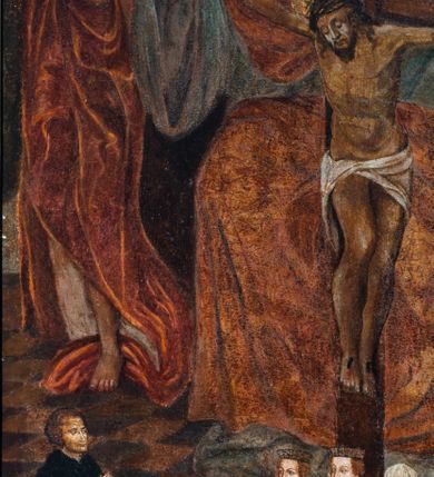 Zdjęcie nr 6: Obraz w formie stojącego prostokąta z wyodrębnionym w górnej części łukiem półkolistym, w którego przyłuczach znajduje się ryta w zaprawie i złocona wić roślinna. W centrum przedstawienia tronujący Bóg Ojciec, który obiema rękami trzyma ramiona krzyża, do którego przybity jest Chrystus. Na krawędzi poziomej belki siedzi gołębica Ducha Świętego. Bóg ukazany frontalnie, z głową przechyloną na prawe ramię. Twarz ma pociągłą, o starczych rysach, okrągłych oczach, dużym nosie i pełnych ustach; okoloną długą, siwą brodą i włosami opadającymi na ramiona. Na głowie ma tiarę, a wokół niej nimb zamknięty. Ubrany jest w jasnoniebieską, luźną tunikę oraz jasnobrązowy płaszcz zarzucony na ramiona i nogi. Chrystus o znacznie mniejszych rozmiarach, przybity jest do krzyża czterema gwoździami. Jego ciało jest w lekkim zwisie, o szeroko rozłożonych ramionach, głowa opada na prawy bark. Twarz ma pociągłą, o zamkniętych oczach, okoloną krótką brodą i włosami sięgającymi ramion. Na głowie ma koronę cierniową, a wokół niej nimb zamknięty. Ciało ma szczupłe i muskularne. Przez biodra przewiązane krótkie, białe perizonium. Postać Boga Ojca flankują dwa anioły zwrócone na zewnątrz, z głowami skierowanymi do środka oraz rękami złożonymi w geście modlitwy. Anioł po jego prawej stronie trzyma berło, ubrany jest w jasną tunikę i czerwony płaszcz. Anioł po jego lewej trzyma włócznię i ubrany jest w niebieską tunikę. W tle widoczne oparcie tronu. Scena ujęta u góry podwiązaną po bokach ciemną draperią. W dolnej części obrazu na szachownicowej posadzce ukazana niewielkich rozmiarów rodzina fundatorki obrazu. W prawej dolnej części obrazu przedstawiono sześć klęczących kobiet, zwróconych w swoją prawą stronę, z dłońmi złożonymi w geście modlitwy, jedna z nich z opuszczonymi, skrzyżowanymi dłońmi. Cztery spośród nich to mężatki ubrane w czarne suknie, białe rańtuchy z podwikami, przed ostatnią znajduje się tarcza z godłem herbu Leliwa. Dwie pozostałe ukazane w strojach niezamężnych panien, w bogato zdobionych sukniach z szerokimi rękawami i kryzami, z toczenicami na głowach. Przed kobietami klęczy trójka dzieci z dłońmi złożonymi w geście modlitwy. Dzieci ukazane w różnym wieku, ubrane są w białe suknie z kryzami wokół szyi. W lewej części obrazu klęczy zwrócony w swoją lewą stronę mężczyzna, z dłońmi złożonymi w geście modlitwy ubrany w czarną szubę. Przed nim tarcza z godłem herbu Trąby.



