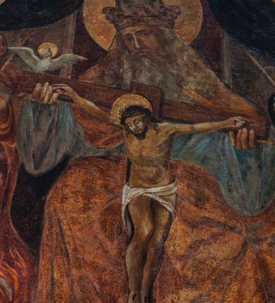 Zdjęcie nr 5: Obraz w formie stojącego prostokąta z wyodrębnionym w górnej części łukiem półkolistym, w którego przyłuczach znajduje się ryta w zaprawie i złocona wić roślinna. W centrum przedstawienia tronujący Bóg Ojciec, który obiema rękami trzyma ramiona krzyża, do którego przybity jest Chrystus. Na krawędzi poziomej belki siedzi gołębica Ducha Świętego. Bóg ukazany frontalnie, z głową przechyloną na prawe ramię. Twarz ma pociągłą, o starczych rysach, okrągłych oczach, dużym nosie i pełnych ustach; okoloną długą, siwą brodą i włosami opadającymi na ramiona. Na głowie ma tiarę, a wokół niej nimb zamknięty. Ubrany jest w jasnoniebieską, luźną tunikę oraz jasnobrązowy płaszcz zarzucony na ramiona i nogi. Chrystus o znacznie mniejszych rozmiarach, przybity jest do krzyża czterema gwoździami. Jego ciało jest w lekkim zwisie, o szeroko rozłożonych ramionach, głowa opada na prawy bark. Twarz ma pociągłą, o zamkniętych oczach, okoloną krótką brodą i włosami sięgającymi ramion. Na głowie ma koronę cierniową, a wokół niej nimb zamknięty. Ciało ma szczupłe i muskularne. Przez biodra przewiązane krótkie, białe perizonium. Postać Boga Ojca flankują dwa anioły zwrócone na zewnątrz, z głowami skierowanymi do środka oraz rękami złożonymi w geście modlitwy. Anioł po jego prawej stronie trzyma berło, ubrany jest w jasną tunikę i czerwony płaszcz. Anioł po jego lewej trzyma włócznię i ubrany jest w niebieską tunikę. W tle widoczne oparcie tronu. Scena ujęta u góry podwiązaną po bokach ciemną draperią. W dolnej części obrazu na szachownicowej posadzce ukazana niewielkich rozmiarów rodzina fundatorki obrazu. W prawej dolnej części obrazu przedstawiono sześć klęczących kobiet, zwróconych w swoją prawą stronę, z dłońmi złożonymi w geście modlitwy, jedna z nich z opuszczonymi, skrzyżowanymi dłońmi. Cztery spośród nich to mężatki ubrane w czarne suknie, białe rańtuchy z podwikami, przed ostatnią znajduje się tarcza z godłem herbu Leliwa. Dwie pozostałe ukazane w strojach niezamężnych panien, w bogato zdobionych sukniach z szerokimi rękawami i kryzami, z toczenicami na głowach. Przed kobietami klęczy trójka dzieci z dłońmi złożonymi w geście modlitwy. Dzieci ukazane w różnym wieku, ubrane są w białe suknie z kryzami wokół szyi. W lewej części obrazu klęczy zwrócony w swoją lewą stronę mężczyzna, z dłońmi złożonymi w geście modlitwy ubrany w czarną szubę. Przed nim tarcza z godłem herbu Trąby.



