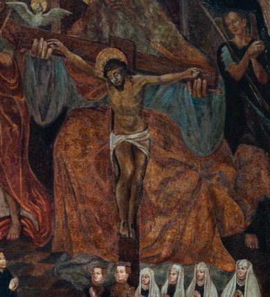 Zdjęcie nr 2: Obraz w formie stojącego prostokąta z wyodrębnionym w górnej części łukiem półkolistym, w którego przyłuczach znajduje się ryta w zaprawie i złocona wić roślinna. W centrum przedstawienia tronujący Bóg Ojciec, który obiema rękami trzyma ramiona krzyża, do którego przybity jest Chrystus. Na krawędzi poziomej belki siedzi gołębica Ducha Świętego. Bóg ukazany frontalnie, z głową przechyloną na prawe ramię. Twarz ma pociągłą, o starczych rysach, okrągłych oczach, dużym nosie i pełnych ustach; okoloną długą, siwą brodą i włosami opadającymi na ramiona. Na głowie ma tiarę, a wokół niej nimb zamknięty. Ubrany jest w jasnoniebieską, luźną tunikę oraz jasnobrązowy płaszcz zarzucony na ramiona i nogi. Chrystus o znacznie mniejszych rozmiarach, przybity jest do krzyża czterema gwoździami. Jego ciało jest w lekkim zwisie, o szeroko rozłożonych ramionach, głowa opada na prawy bark. Twarz ma pociągłą, o zamkniętych oczach, okoloną krótką brodą i włosami sięgającymi ramion. Na głowie ma koronę cierniową, a wokół niej nimb zamknięty. Ciało ma szczupłe i muskularne. Przez biodra przewiązane krótkie, białe perizonium. Postać Boga Ojca flankują dwa anioły zwrócone na zewnątrz, z głowami skierowanymi do środka oraz rękami złożonymi w geście modlitwy. Anioł po jego prawej stronie trzyma berło, ubrany jest w jasną tunikę i czerwony płaszcz. Anioł po jego lewej trzyma włócznię i ubrany jest w niebieską tunikę. W tle widoczne oparcie tronu. Scena ujęta u góry podwiązaną po bokach ciemną draperią. W dolnej części obrazu na szachownicowej posadzce ukazana niewielkich rozmiarów rodzina fundatorki obrazu. W prawej dolnej części obrazu przedstawiono sześć klęczących kobiet, zwróconych w swoją prawą stronę, z dłońmi złożonymi w geście modlitwy, jedna z nich z opuszczonymi, skrzyżowanymi dłońmi. Cztery spośród nich to mężatki ubrane w czarne suknie, białe rańtuchy z podwikami, przed ostatnią znajduje się tarcza z godłem herbu Leliwa. Dwie pozostałe ukazane w strojach niezamężnych panien, w bogato zdobionych sukniach z szerokimi rękawami i kryzami, z toczenicami na głowach. Przed kobietami klęczy trójka dzieci z dłońmi złożonymi w geście modlitwy. Dzieci ukazane w różnym wieku, ubrane są w białe suknie z kryzami wokół szyi. W lewej części obrazu klęczy zwrócony w swoją lewą stronę mężczyzna, z dłońmi złożonymi w geście modlitwy ubrany w czarną szubę. Przed nim tarcza z godłem herbu Trąby.



