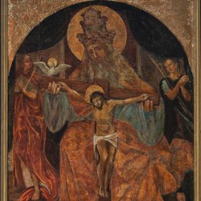 Zdjęcie nr 1: Obraz w formie stojącego prostokąta z wyodrębnionym w górnej części łukiem półkolistym, w którego przyłuczach znajduje się ryta w zaprawie i złocona wić roślinna. W centrum przedstawienia tronujący Bóg Ojciec, który obiema rękami trzyma ramiona krzyża, do którego przybity jest Chrystus. Na krawędzi poziomej belki siedzi gołębica Ducha Świętego. Bóg ukazany frontalnie, z głową przechyloną na prawe ramię. Twarz ma pociągłą, o starczych rysach, okrągłych oczach, dużym nosie i pełnych ustach; okoloną długą, siwą brodą i włosami opadającymi na ramiona. Na głowie ma tiarę, a wokół niej nimb zamknięty. Ubrany jest w jasnoniebieską, luźną tunikę oraz jasnobrązowy płaszcz zarzucony na ramiona i nogi. Chrystus o znacznie mniejszych rozmiarach, przybity jest do krzyża czterema gwoździami. Jego ciało jest w lekkim zwisie, o szeroko rozłożonych ramionach, głowa opada na prawy bark. Twarz ma pociągłą, o zamkniętych oczach, okoloną krótką brodą i włosami sięgającymi ramion. Na głowie ma koronę cierniową, a wokół niej nimb zamknięty. Ciało ma szczupłe i muskularne. Przez biodra przewiązane krótkie, białe perizonium. Postać Boga Ojca flankują dwa anioły zwrócone na zewnątrz, z głowami skierowanymi do środka oraz rękami złożonymi w geście modlitwy. Anioł po jego prawej stronie trzyma berło, ubrany jest w jasną tunikę i czerwony płaszcz. Anioł po jego lewej trzyma włócznię i ubrany jest w niebieską tunikę. W tle widoczne oparcie tronu. Scena ujęta u góry podwiązaną po bokach ciemną draperią. W dolnej części obrazu na szachownicowej posadzce ukazana niewielkich rozmiarów rodzina fundatorki obrazu. W prawej dolnej części obrazu przedstawiono sześć klęczących kobiet, zwróconych w swoją prawą stronę, z dłońmi złożonymi w geście modlitwy, jedna z nich z opuszczonymi, skrzyżowanymi dłońmi. Cztery spośród nich to mężatki ubrane w czarne suknie, białe rańtuchy z podwikami, przed ostatnią znajduje się tarcza z godłem herbu Leliwa. Dwie pozostałe ukazane w strojach niezamężnych panien, w bogato zdobionych sukniach z szerokimi rękawami i kryzami, z toczenicami na głowach. Przed kobietami klęczy trójka dzieci z dłońmi złożonymi w geście modlitwy. Dzieci ukazane w różnym wieku, ubrane są w białe suknie z kryzami wokół szyi. W lewej części obrazu klęczy zwrócony w swoją lewą stronę mężczyzna, z dłońmi złożonymi w geście modlitwy ubrany w czarną szubę. Przed nim tarcza z godłem herbu Trąby.



