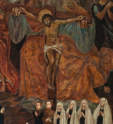 Zdjęcie nr 4: Obraz w formie stojącego prostokąta z wyodrębnionym w górnej części łukiem półkolistym, w którego przyłuczach znajduje się ryta w zaprawie i złocona wić roślinna. W centrum przedstawienia tronujący Bóg Ojciec, który obiema rękami trzyma ramiona krzyża, do którego przybity jest Chrystus. Na krawędzi poziomej belki siedzi gołębica Ducha Świętego. Bóg ukazany frontalnie, z głową przechyloną na prawe ramię. Twarz ma pociągłą, o starczych rysach, okrągłych oczach, dużym nosie i pełnych ustach; okoloną długą, siwą brodą i włosami opadającymi na ramiona. Na głowie ma tiarę, a wokół niej nimb zamknięty. Ubrany jest w jasnoniebieską, luźną tunikę oraz jasnobrązowy płaszcz zarzucony na ramiona i nogi. Chrystus o znacznie mniejszych rozmiarach, przybity jest do krzyża czterema gwoździami. Jego ciało jest w lekkim zwisie, o szeroko rozłożonych ramionach, głowa opada na prawy bark. Twarz ma pociągłą, o zamkniętych oczach, okoloną krótką brodą i włosami sięgającymi ramion. Na głowie ma koronę cierniową, a wokół niej nimb zamknięty. Ciało ma szczupłe i muskularne. Przez biodra przewiązane krótkie, białe perizonium. Postać Boga Ojca flankują dwa anioły zwrócone na zewnątrz, z głowami skierowanymi do środka oraz rękami złożonymi w geście modlitwy. Anioł po jego prawej stronie trzyma berło, ubrany jest w jasną tunikę i czerwony płaszcz. Anioł po jego lewej trzyma włócznię i ubrany jest w niebieską tunikę. W tle widoczne oparcie tronu. Scena ujęta u góry podwiązaną po bokach ciemną draperią. W dolnej części obrazu na szachownicowej posadzce ukazana niewielkich rozmiarów rodzina fundatorki obrazu. W prawej dolnej części obrazu przedstawiono sześć klęczących kobiet, zwróconych w swoją prawą stronę, z dłońmi złożonymi w geście modlitwy, jedna z nich z opuszczonymi, skrzyżowanymi dłońmi. Cztery spośród nich to mężatki ubrane w czarne suknie, białe rańtuchy z podwikami, przed ostatnią znajduje się tarcza z godłem herbu Leliwa. Dwie pozostałe ukazane w strojach niezamężnych panien, w bogato zdobionych sukniach z szerokimi rękawami i kryzami, z toczenicami na głowach. Przed kobietami klęczy trójka dzieci z dłońmi złożonymi w geście modlitwy. Dzieci ukazane w różnym wieku, ubrane są w białe suknie z kryzami wokół szyi. W lewej części obrazu klęczy zwrócony w swoją lewą stronę mężczyzna, z dłońmi złożonymi w geście modlitwy ubrany w czarną szubę. Przed nim tarcza z godłem herbu Trąby.



