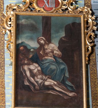 Zdjęcie nr 4: Obrazy w formie stojącego prostokąta, ujęte profilowaną, złoconą ramą w górnej połowie, z trzech stron dekorowaną ornamentem rocaille'owym, z kartuszem zwieńczonym krzyżem, z numerem stacji w polu. Od spodu rocaille'owy kartusz z napisem „STACYA”. Sceny wielofiguralne ukazane na tle pejzażu lub we wnętrzu z widoczną architekturą. Postacie wyobrażone w ekspresyjnym ruchu. Chrystus wyróżniony ze scen  ubiorem w postaci jasnoniebieskiej tuniki i bladoróżowego płaszcza lub białego perizonium, z koroną cierniową na głowie. 
Kolorystyka obrazów ciemna, w ciepłej, brunatnej tonacji. 