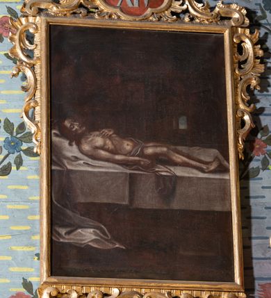Zdjęcie nr 5: Obrazy w formie stojącego prostokąta, ujęte profilowaną, złoconą ramą w górnej połowie, z trzech stron dekorowaną ornamentem rocaille'owym, z kartuszem zwieńczonym krzyżem, z numerem stacji w polu. Od spodu rocaille'owy kartusz z napisem „STACYA”. Sceny wielofiguralne ukazane na tle pejzażu lub we wnętrzu z widoczną architekturą. Postacie wyobrażone w ekspresyjnym ruchu. Chrystus wyróżniony ze scen  ubiorem w postaci jasnoniebieskiej tuniki i bladoróżowego płaszcza lub białego perizonium, z koroną cierniową na głowie. 
Kolorystyka obrazów ciemna, w ciepłej, brunatnej tonacji. 